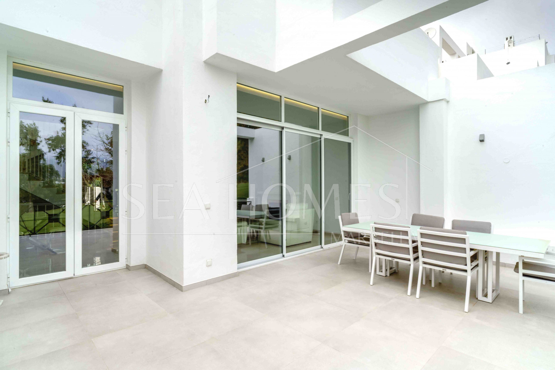 Impressive five bedroom frontline golf townhouse located in a sought after area of La Quinta, close to the 5* Westin Hotel