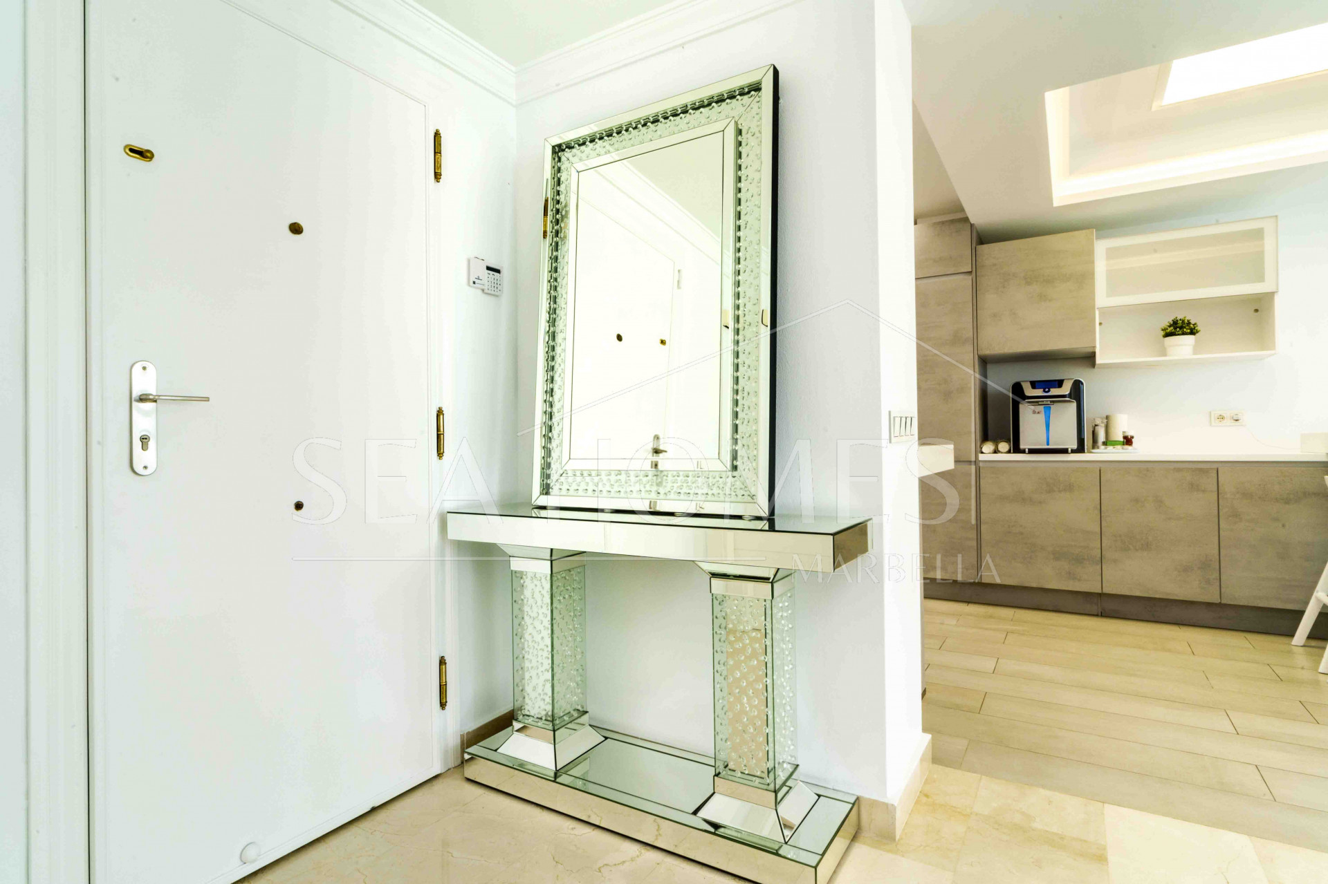 Impressive five bedroom frontline golf townhouse located in a sought after area of La Quinta, close to the 5* Westin Hotel