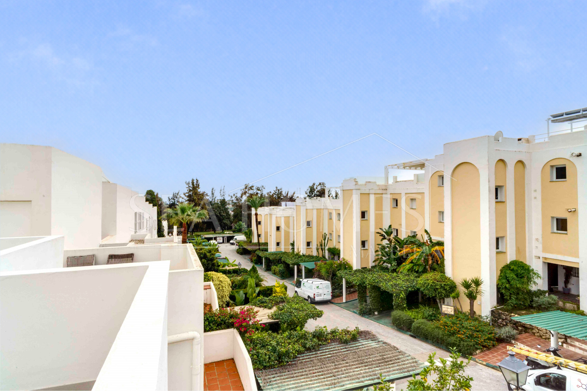Impressive five bedroom frontline golf townhouse located in a sought after area of La Quinta, close to the 5* Westin Hotel