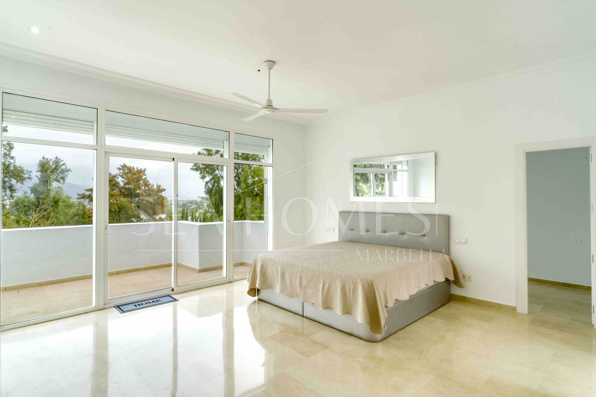 Impressive five bedroom frontline golf townhouse located in a sought after area of La Quinta, close to the 5* Westin Hotel
