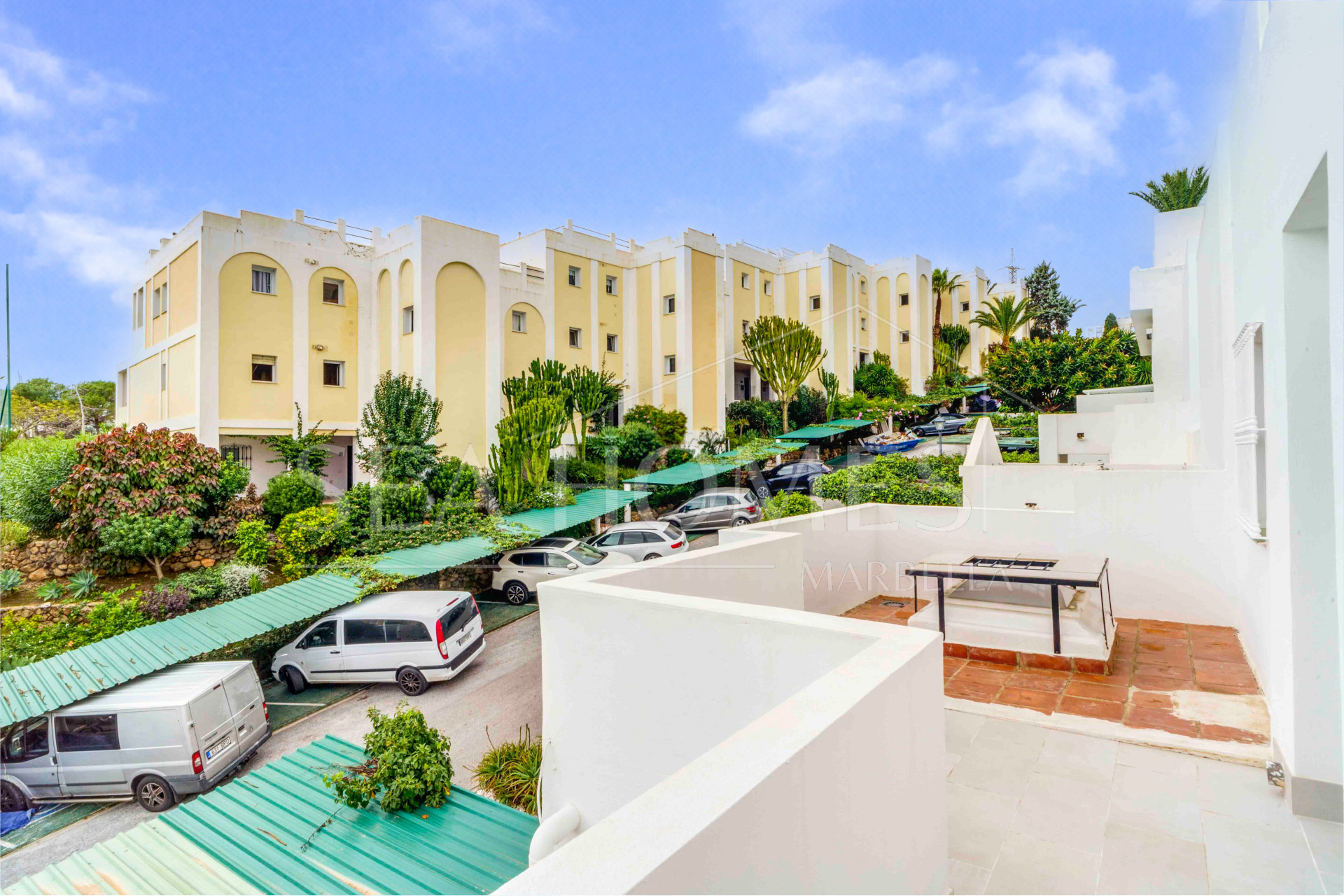 Impressive five bedroom frontline golf townhouse located in a sought after area of La Quinta, close to the 5* Westin Hotel