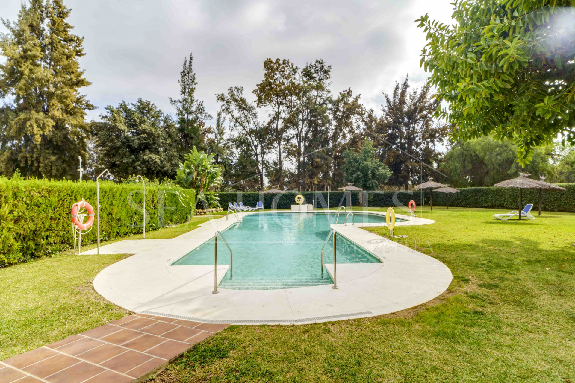 Impressive five bedroom frontline golf townhouse located in a sought after area of La Quinta, close to the 5* Westin Hotel