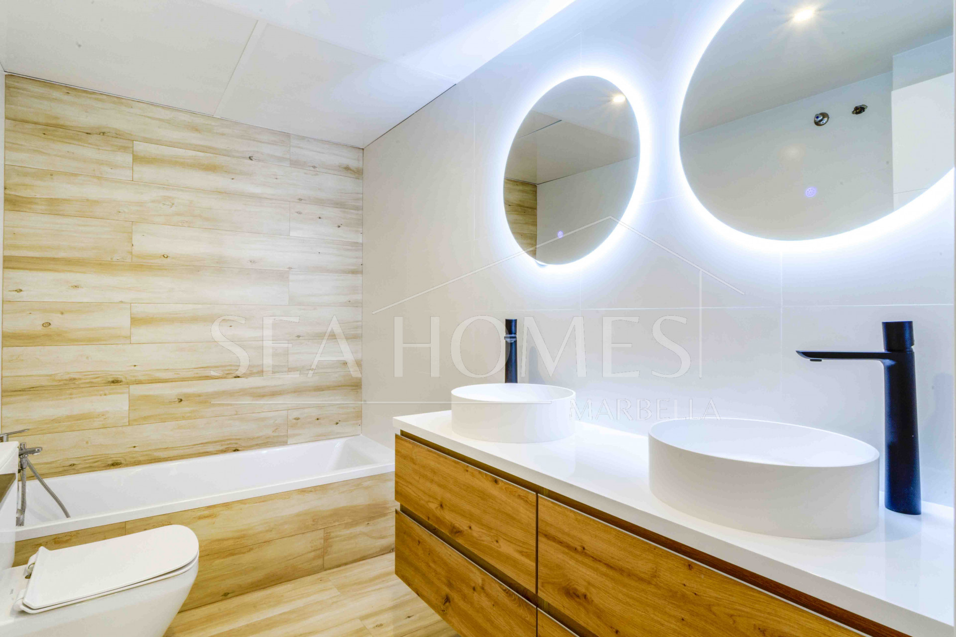 Impressive five bedroom frontline golf townhouse located in a sought after area of La Quinta, close to the 5* Westin Hotel