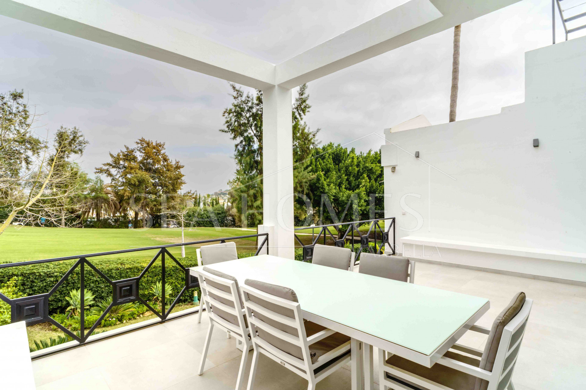 Impressive five bedroom frontline golf townhouse located in a sought after area of La Quinta, close to the 5* Westin Hotel