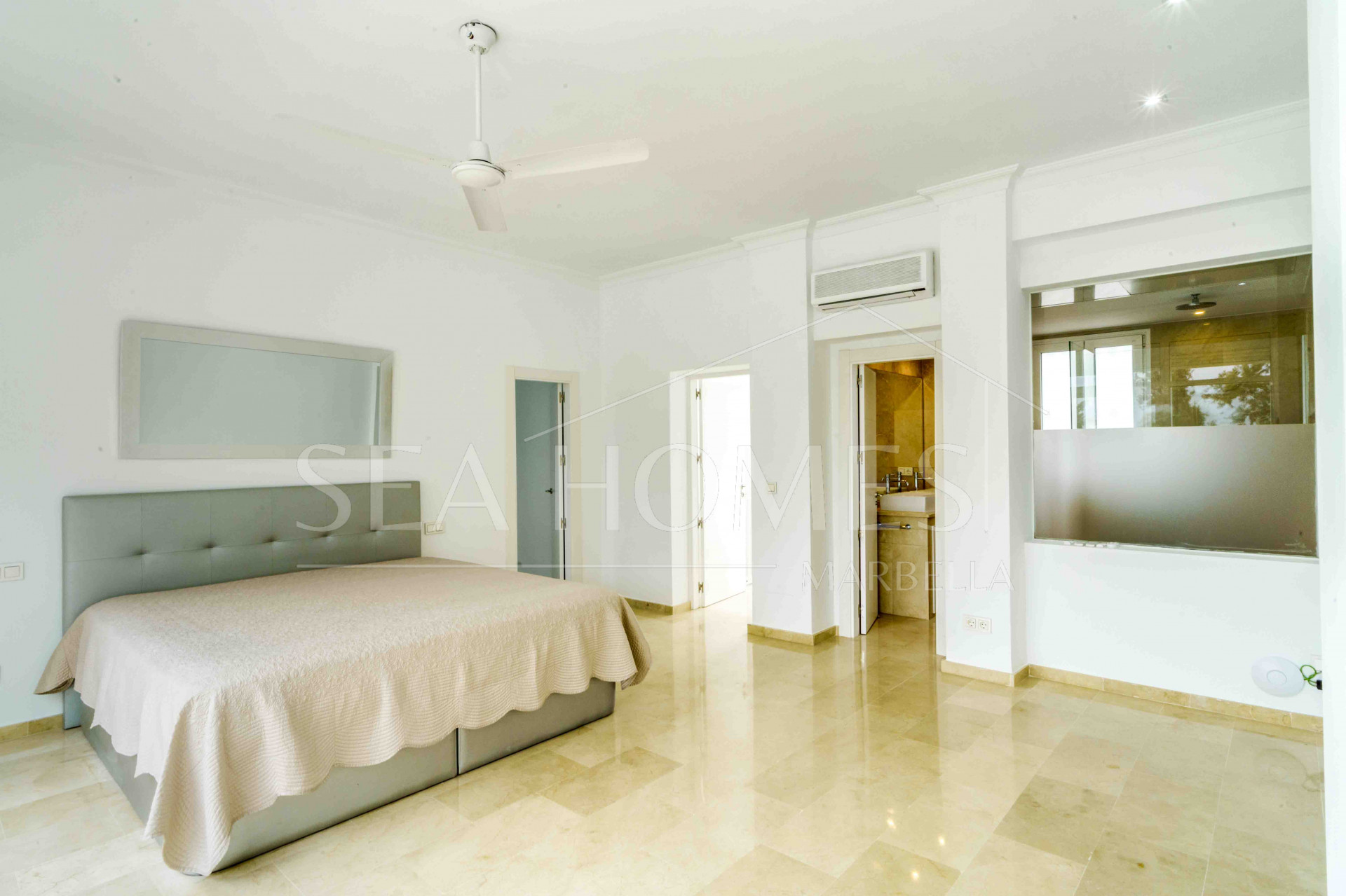 Impressive five bedroom frontline golf townhouse located in a sought after area of La Quinta, close to the 5* Westin Hotel