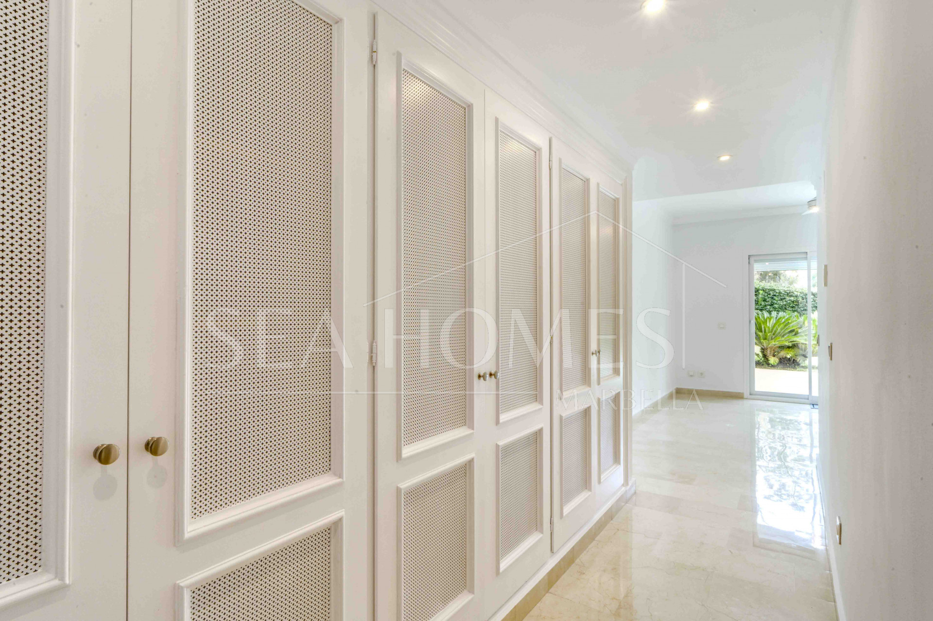 Impressive five bedroom frontline golf townhouse located in a sought after area of La Quinta, close to the 5* Westin Hotel