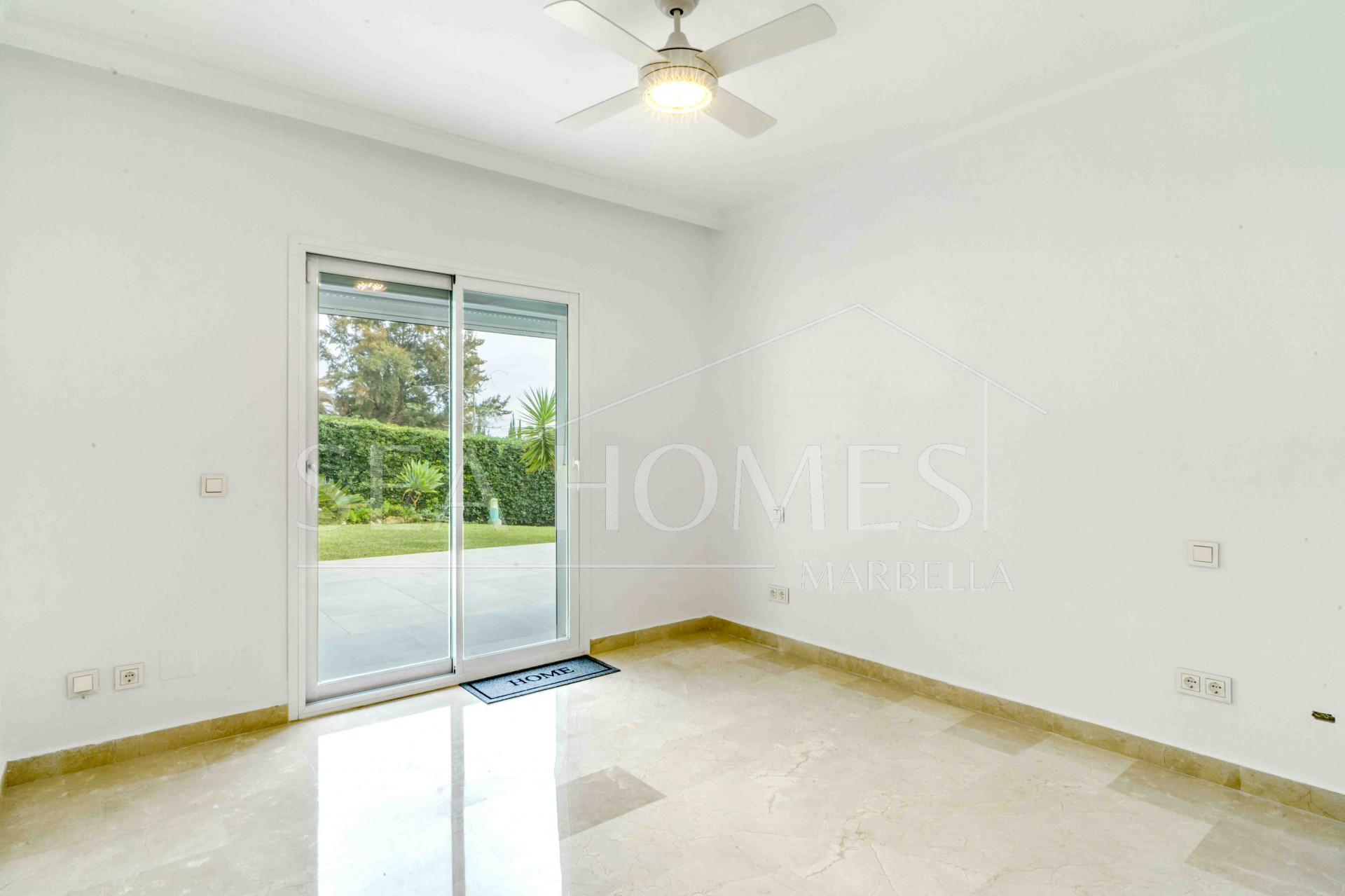 Impressive five bedroom frontline golf townhouse located in a sought after area of La Quinta, close to the 5* Westin Hotel
