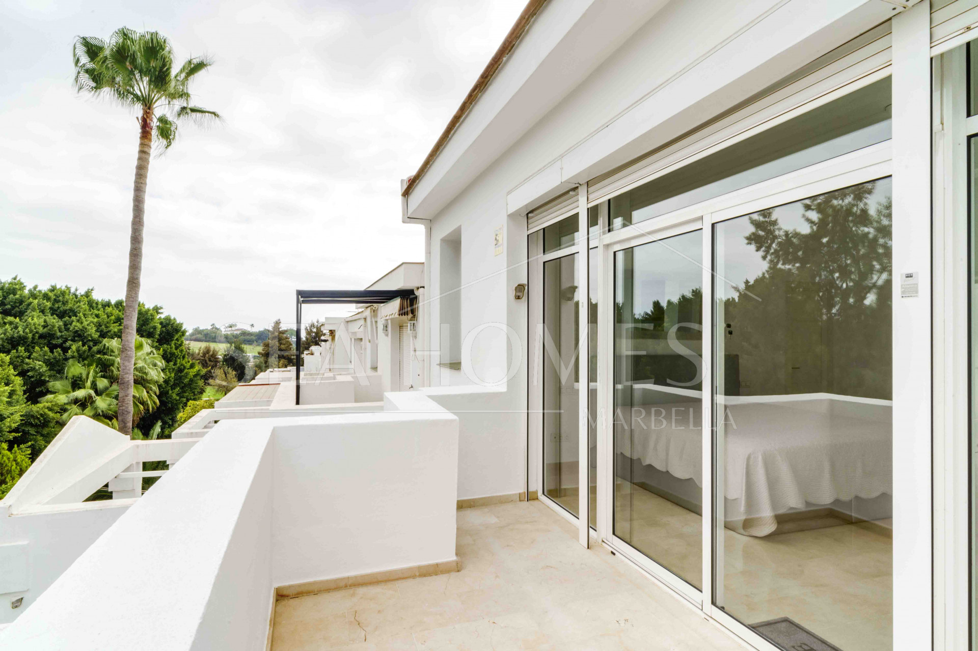 Impressive five bedroom frontline golf townhouse located in a sought after area of La Quinta, close to the 5* Westin Hotel