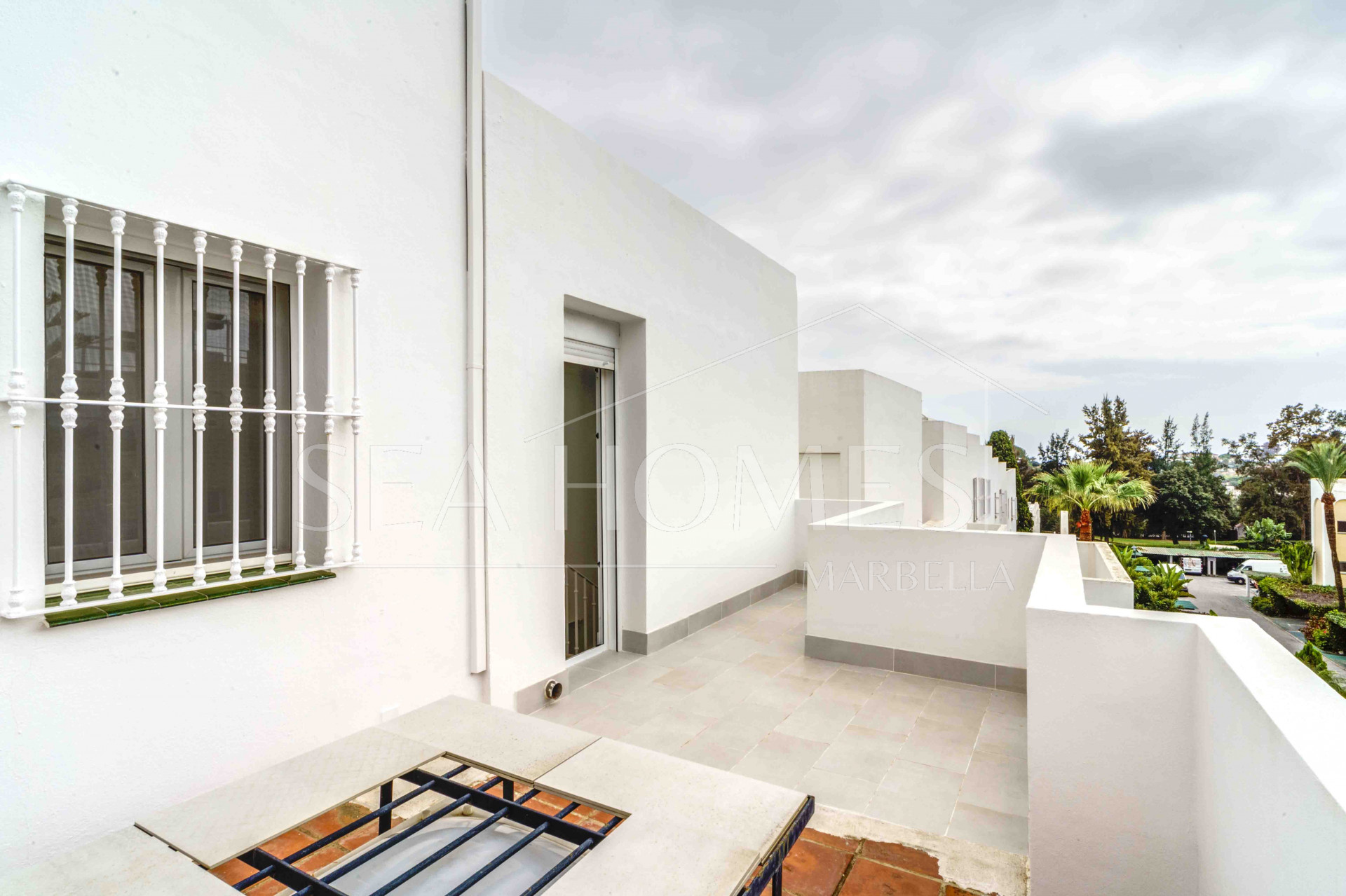 Impressive five bedroom frontline golf townhouse located in a sought after area of La Quinta, close to the 5* Westin Hotel