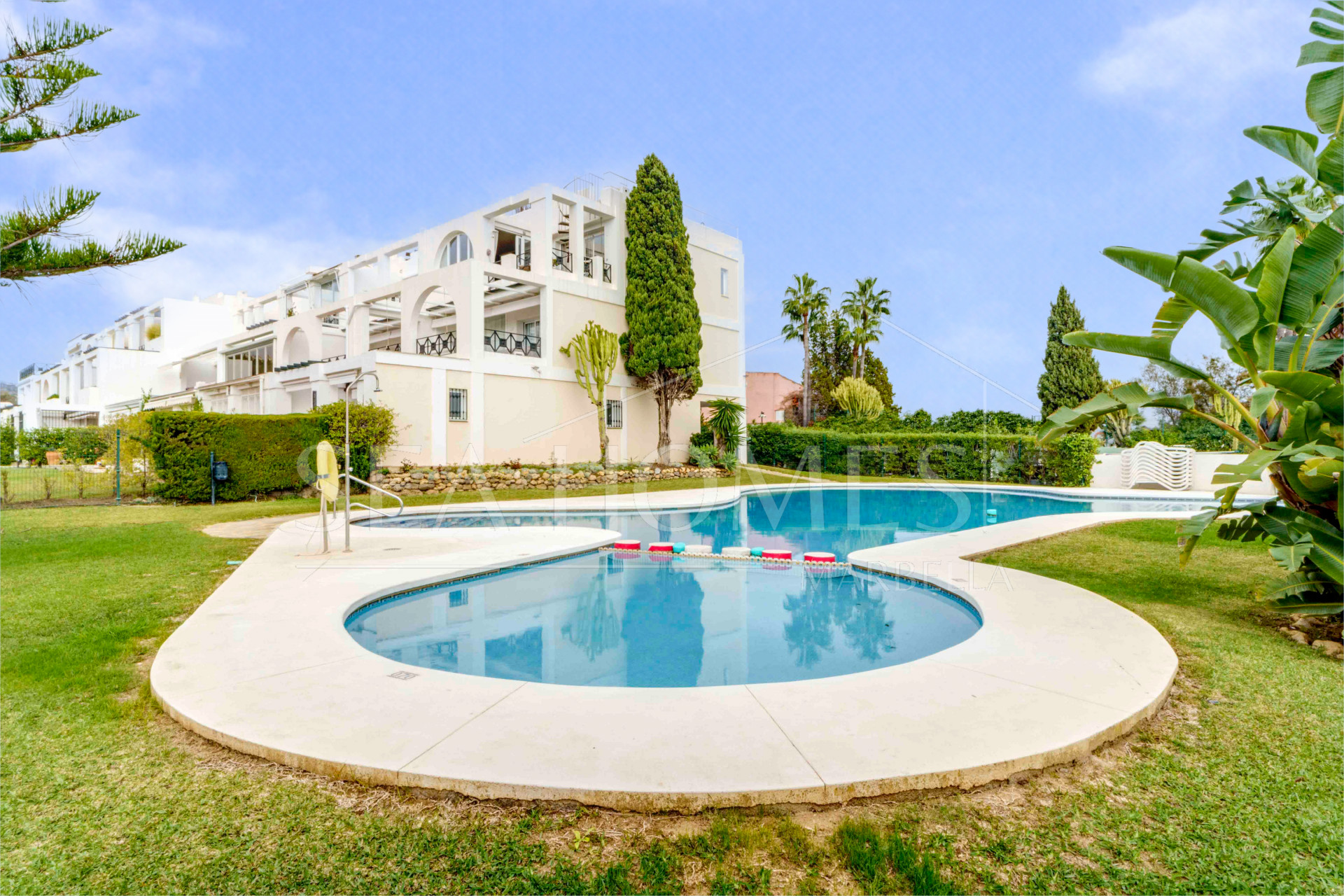Impressive five bedroom frontline golf townhouse located in a sought after area of La Quinta, close to the 5* Westin Hotel