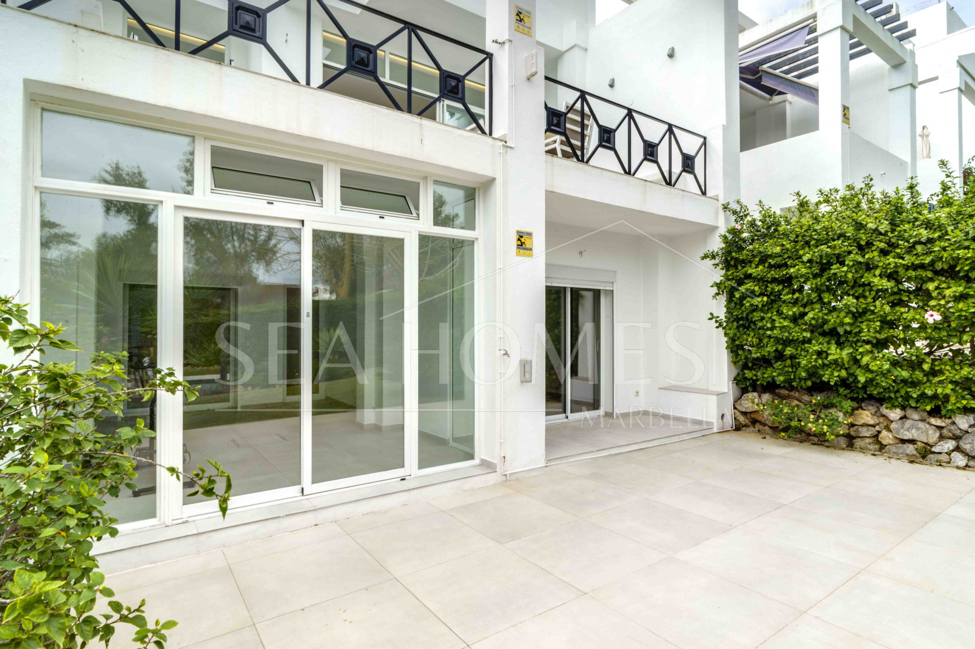 Impressive five bedroom frontline golf townhouse located in a sought after area of La Quinta, close to the 5* Westin Hotel