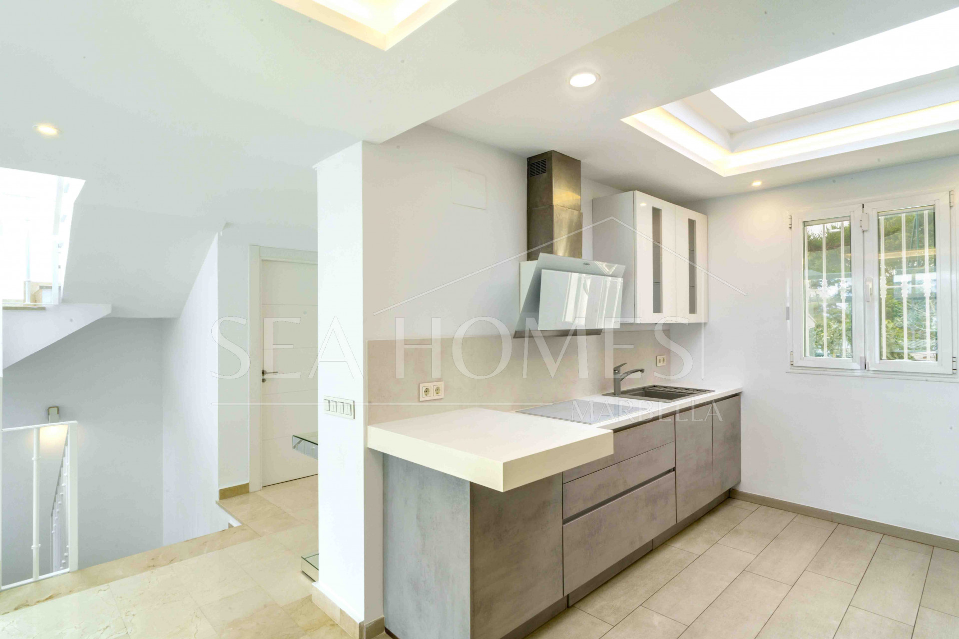 Impressive five bedroom frontline golf townhouse located in a sought after area of La Quinta, close to the 5* Westin Hotel