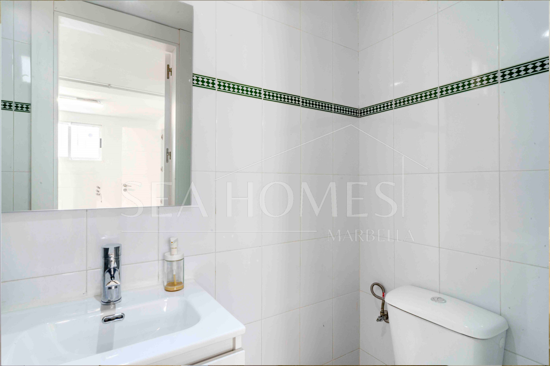 Impressive five bedroom frontline golf townhouse located in a sought after area of La Quinta, close to the 5* Westin Hotel