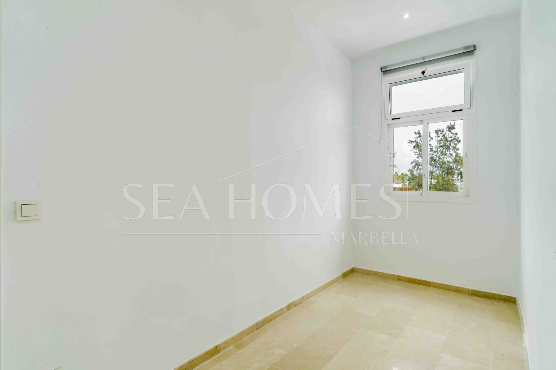 Impressive five bedroom frontline golf townhouse located in a sought after area of La Quinta, close to the 5* Westin Hotel