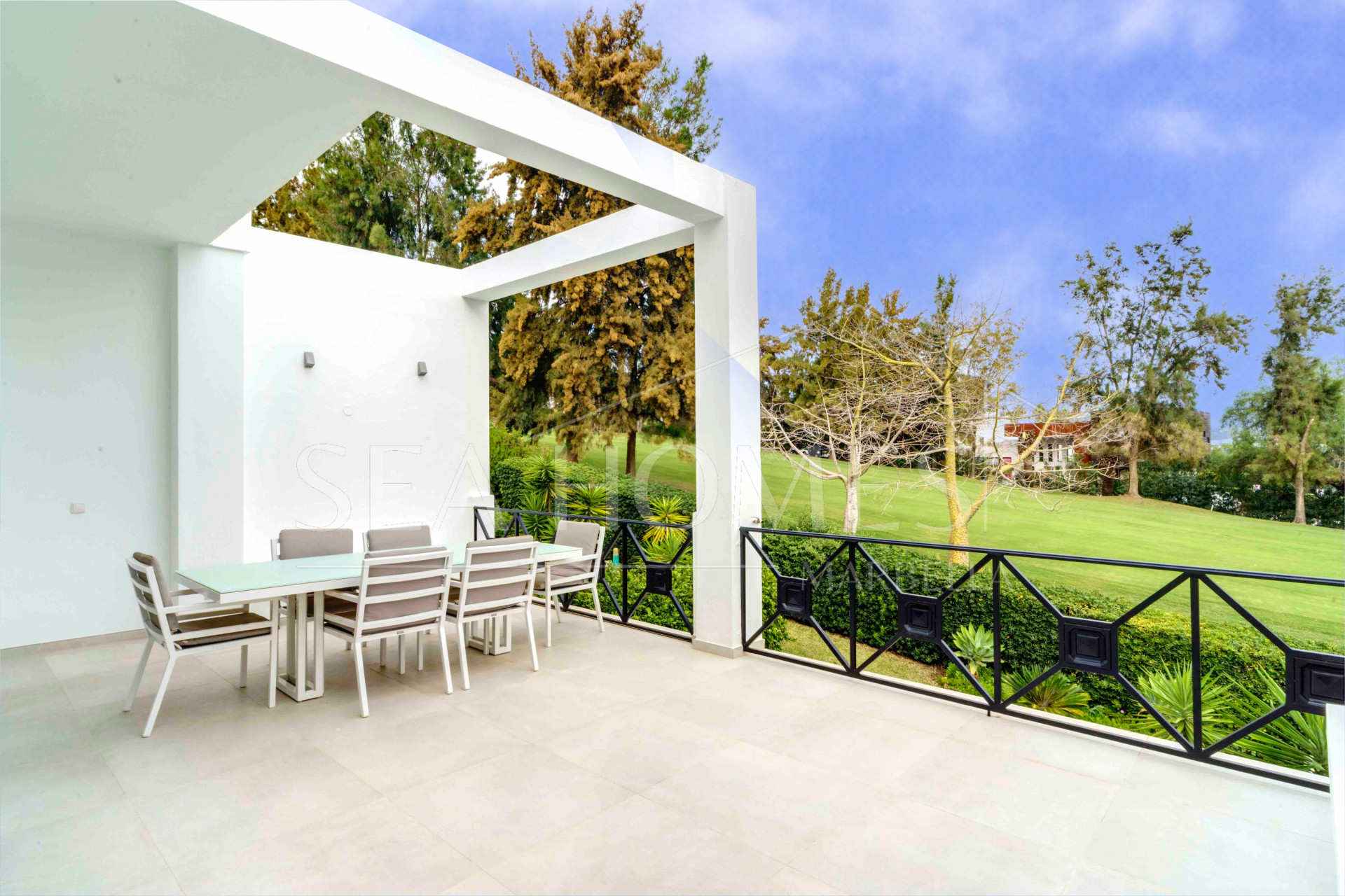 Impressive five bedroom frontline golf townhouse located in a sought after area of La Quinta, close to the 5* Westin Hotel