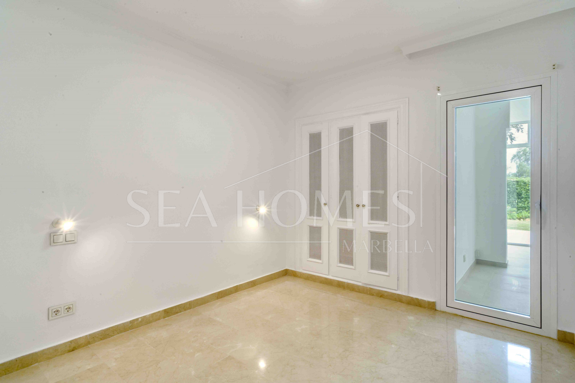Impressive five bedroom frontline golf townhouse located in a sought after area of La Quinta, close to the 5* Westin Hotel