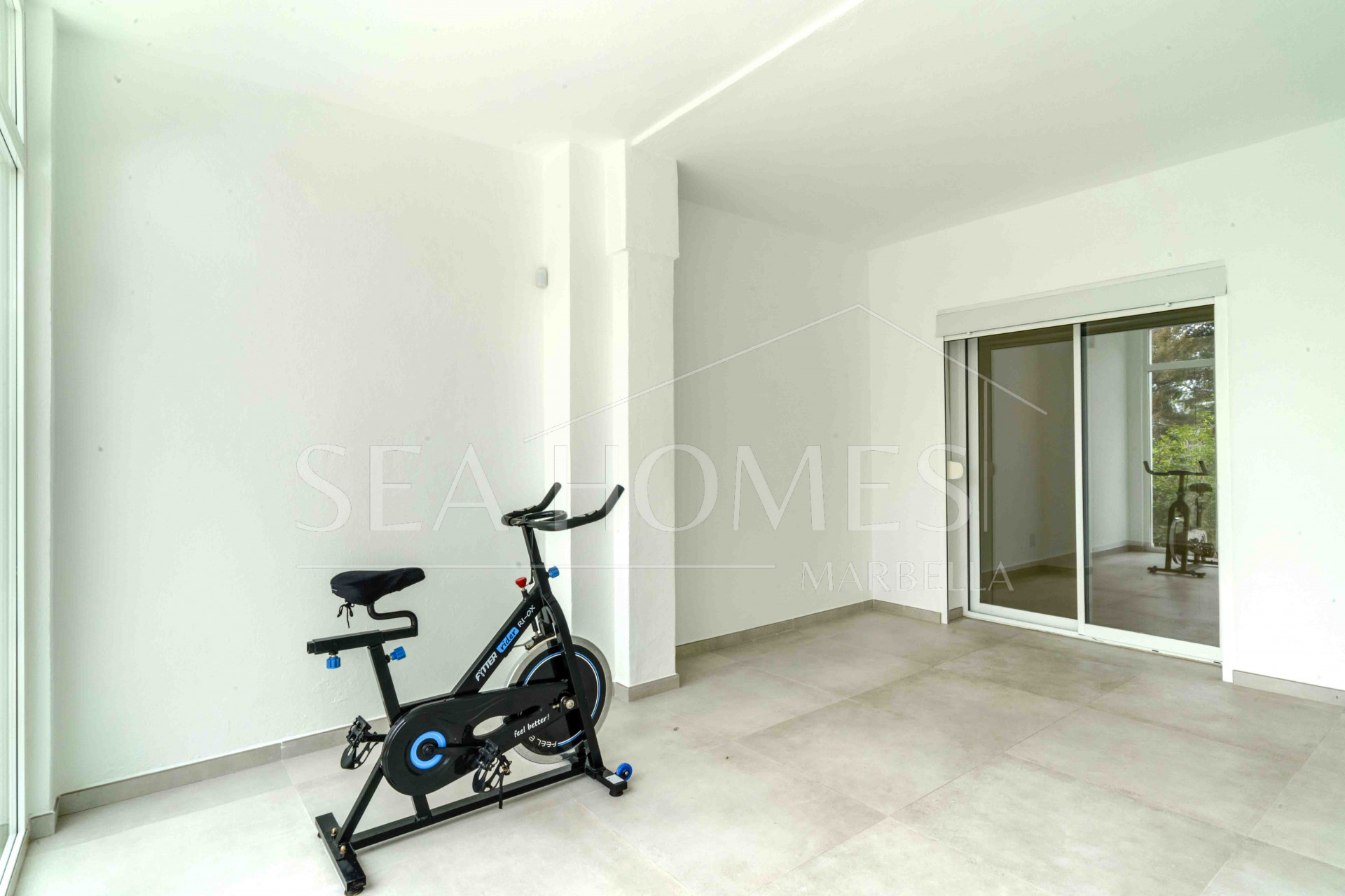 Impressive five bedroom frontline golf townhouse located in a sought after area of La Quinta, close to the 5* Westin Hotel