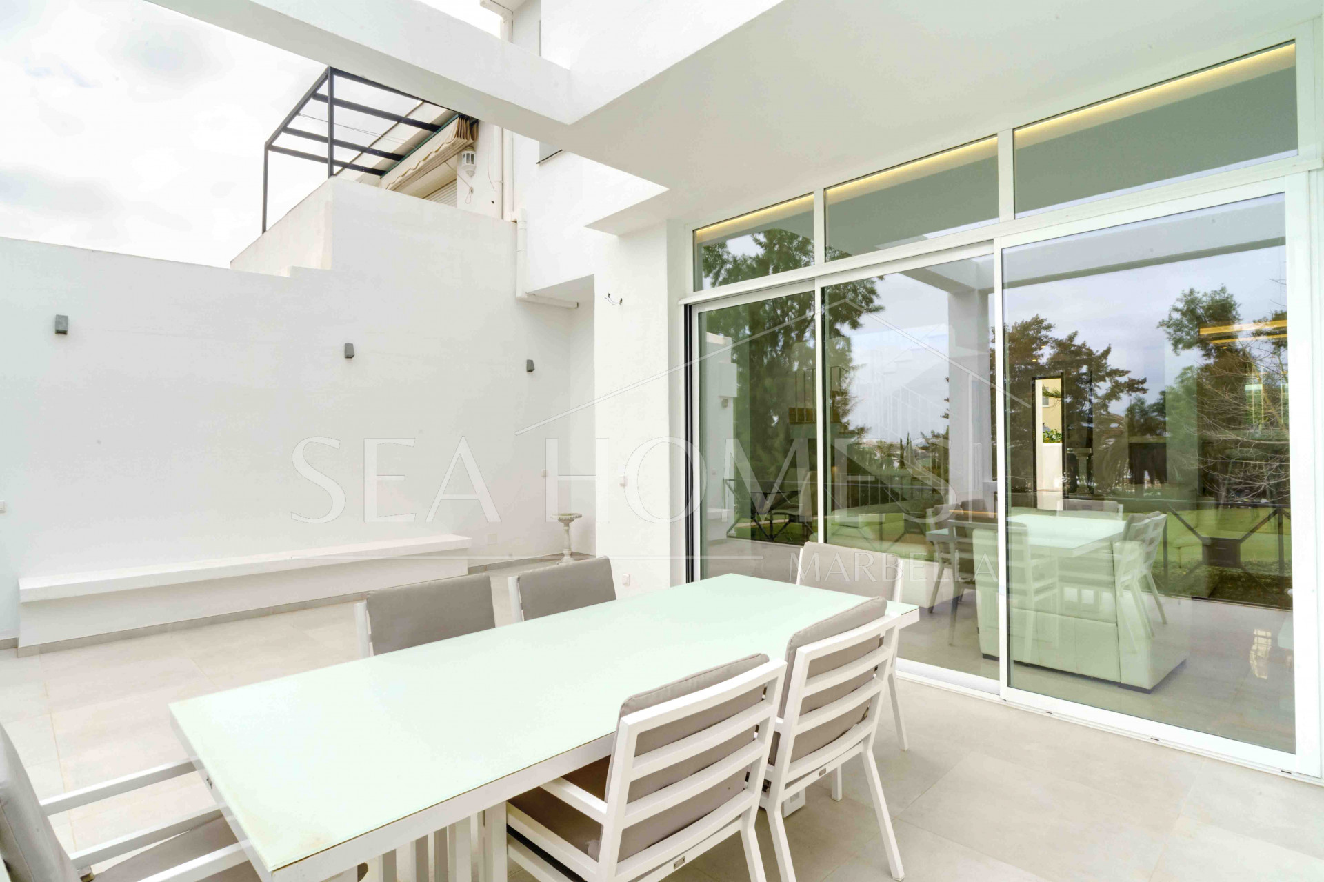 Impressive five bedroom frontline golf townhouse located in a sought after area of La Quinta, close to the 5* Westin Hotel