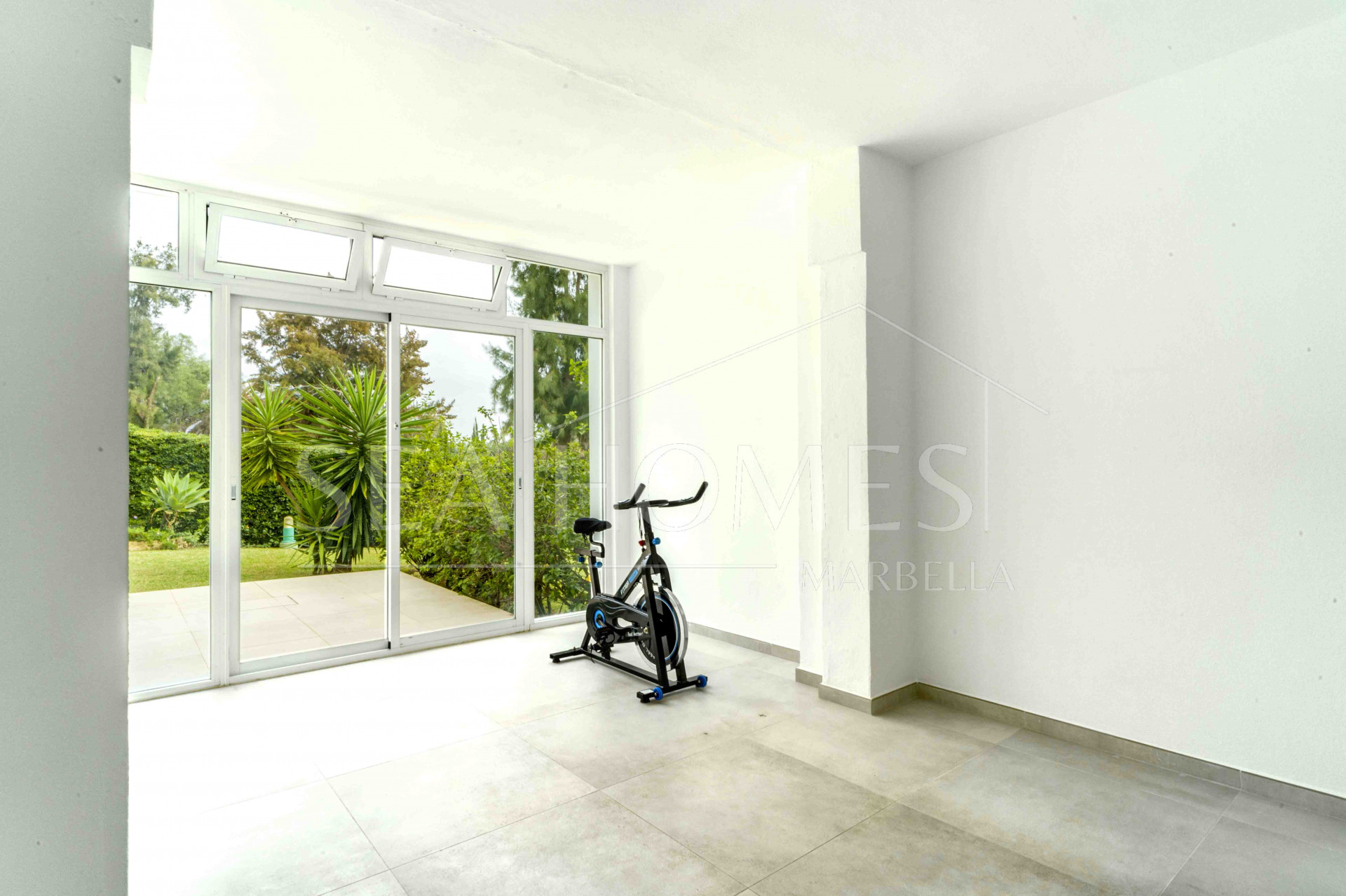 Impressive five bedroom frontline golf townhouse located in a sought after area of La Quinta, close to the 5* Westin Hotel
