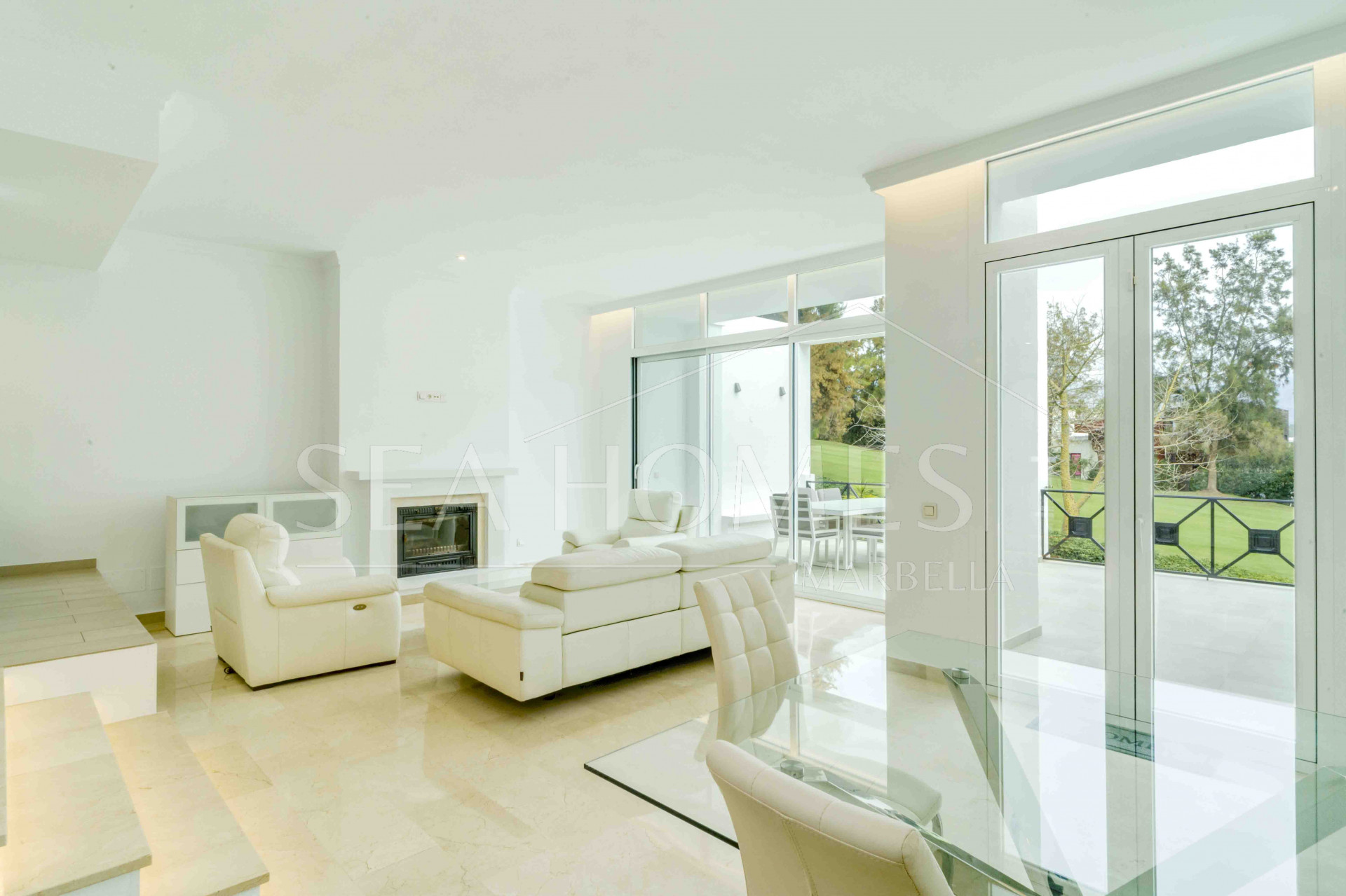 Impressive five bedroom frontline golf townhouse located in a sought after area of La Quinta, close to the 5* Westin Hotel