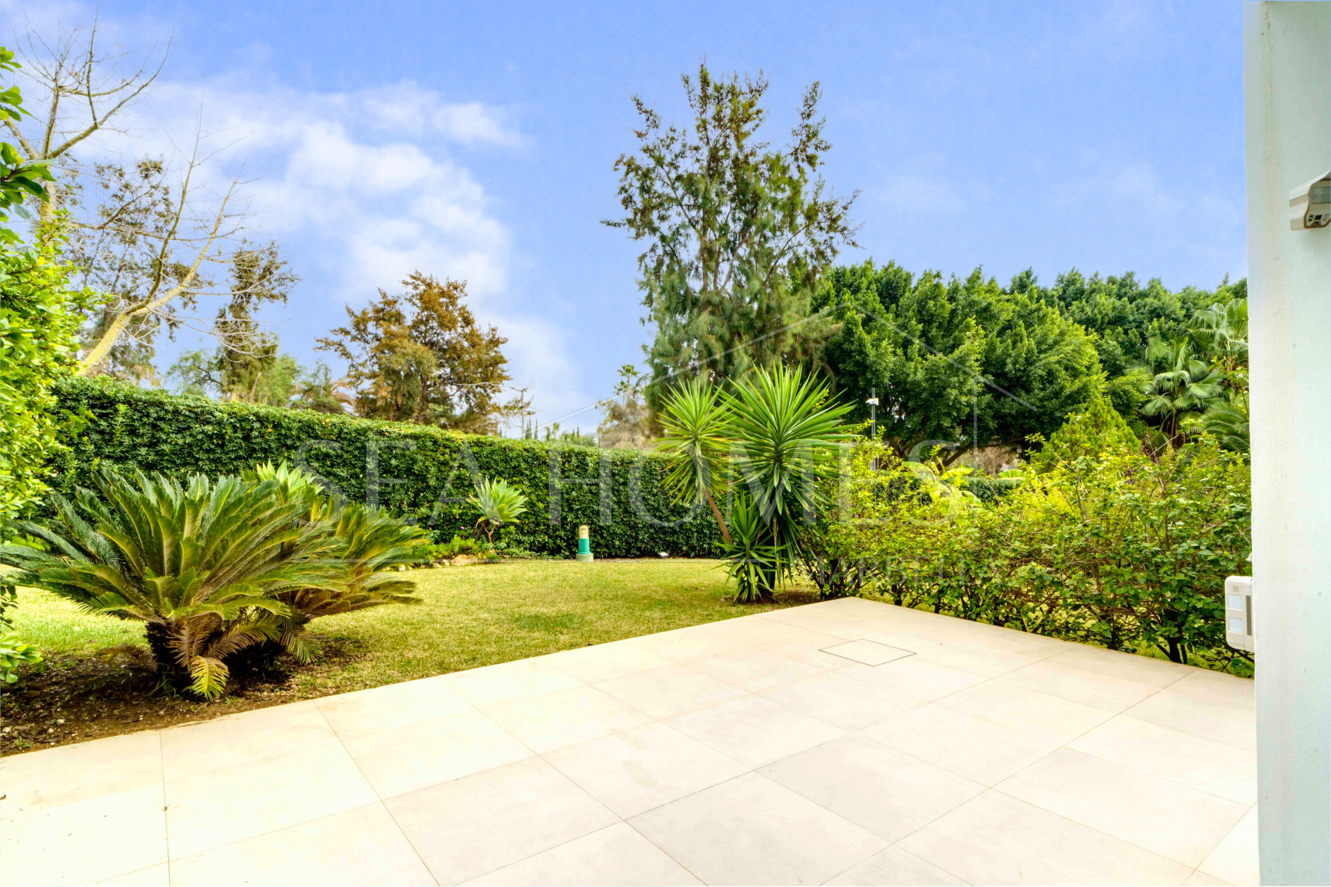 Impressive five bedroom frontline golf townhouse located in a sought after area of La Quinta, close to the 5* Westin Hotel