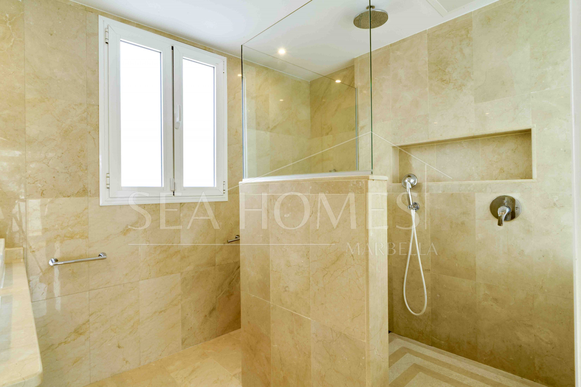 Impressive five bedroom frontline golf townhouse located in a sought after area of La Quinta, close to the 5* Westin Hotel