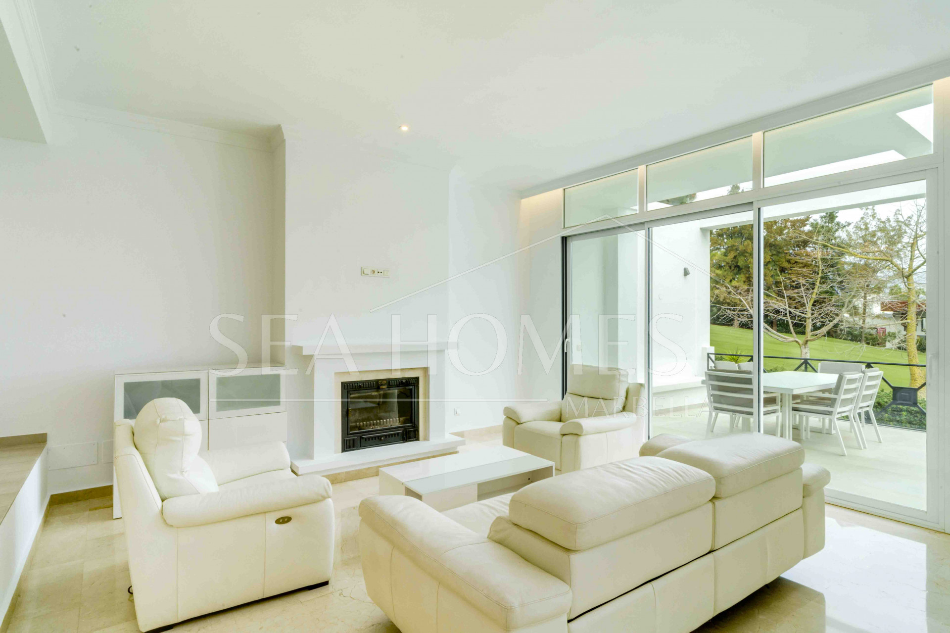 Impressive five bedroom frontline golf townhouse located in a sought after area of La Quinta, close to the 5* Westin Hotel