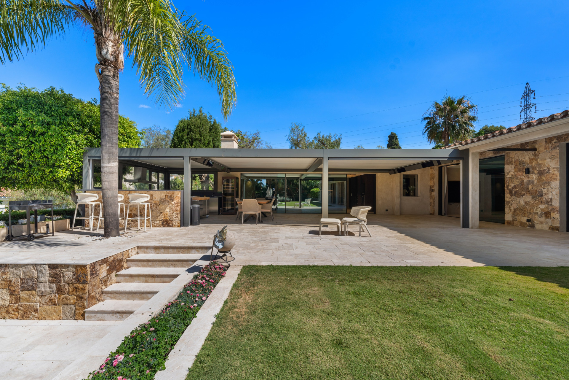 Exquisite 6-Bedroom Villa in Marbella East