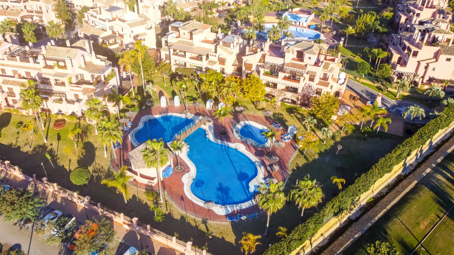 Bienvenido a Hacienda del Sol, una urbanización perfectamente cuidada, perfecta para vacaciones familiares en la playa.