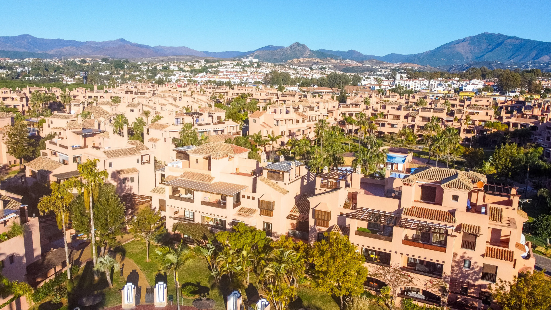 Bienvenido a Hacienda del Sol, una urbanización perfectamente cuidada, perfecta para vacaciones familiares en la playa.