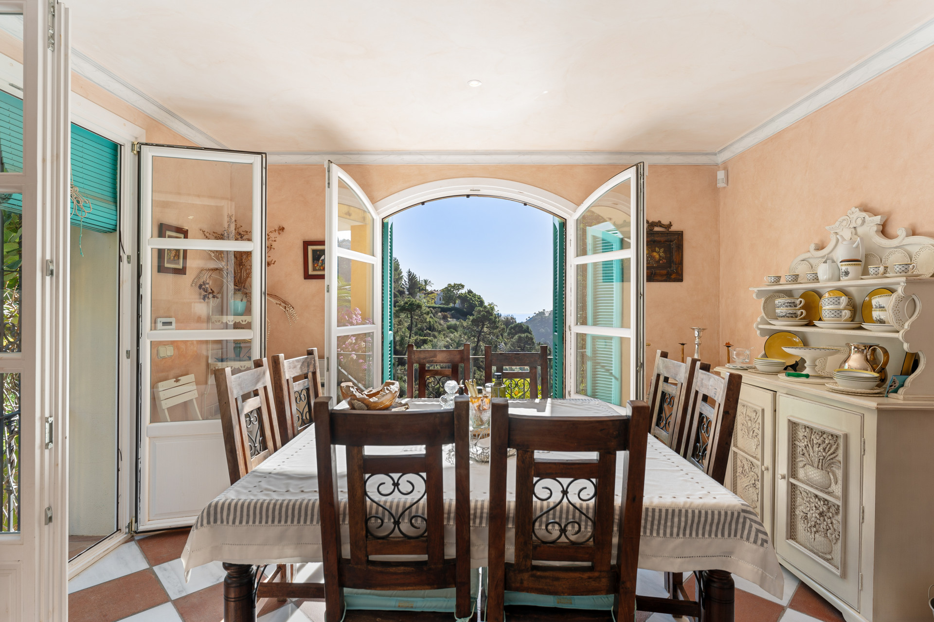 Fantastic, four bedroom east facing Villa located in the prestigious community of El Madronal, Benahavis.