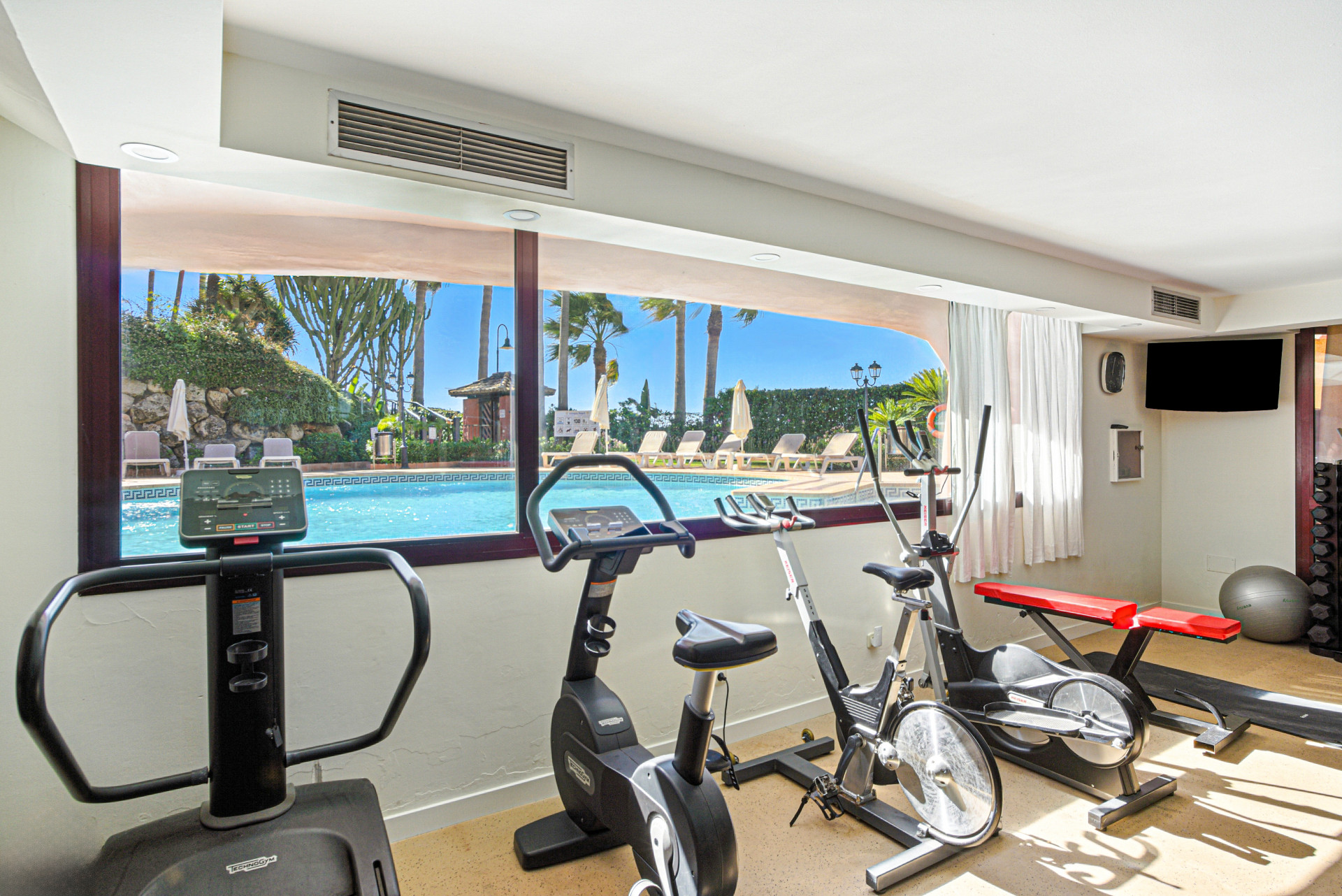 Impresionante ático dúplex de tres dormitorios orientado al sur en la prestigiosa y cerrada comunidad de playa Menara Beach con vistas al mar