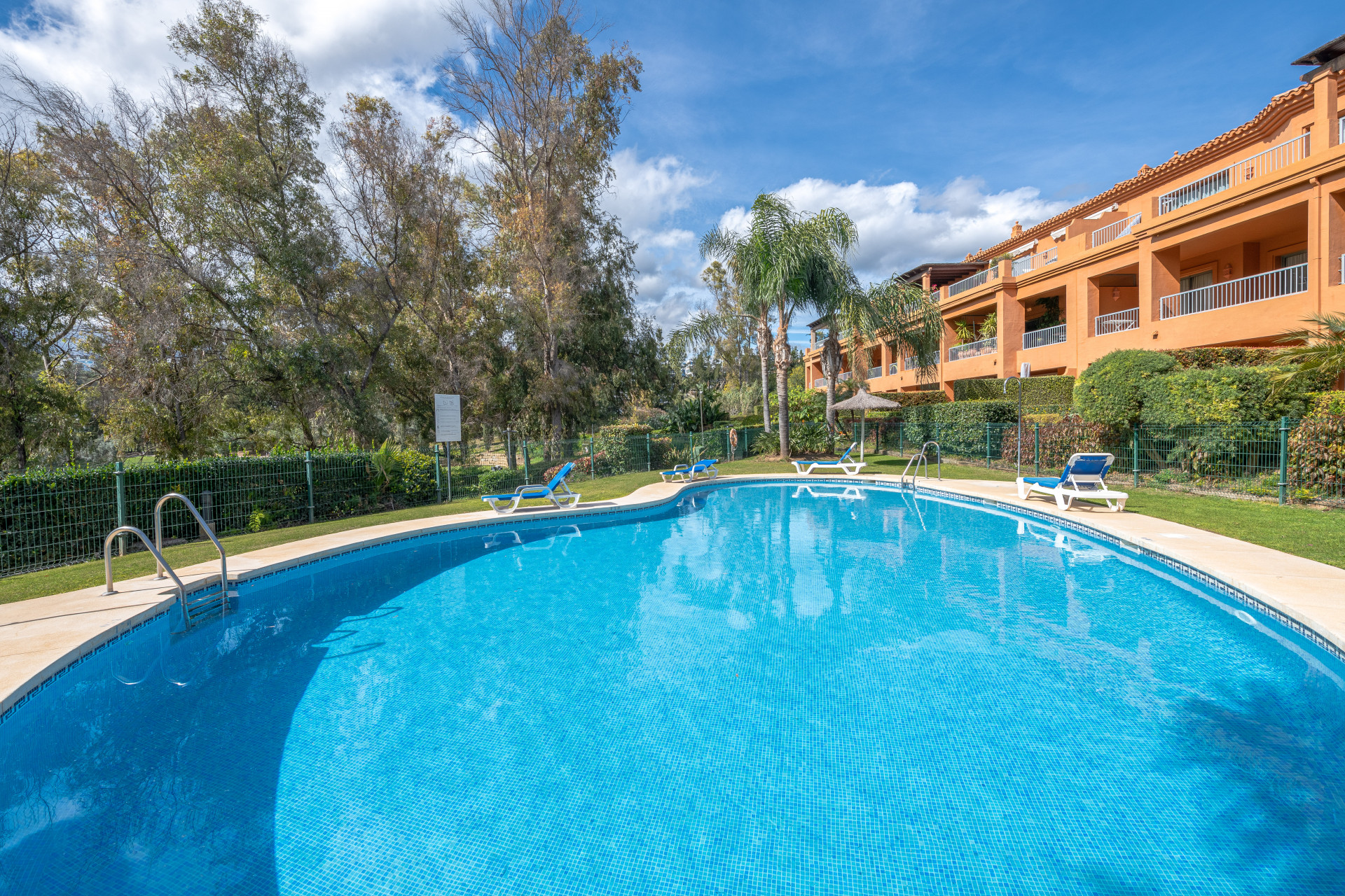 Spacious three bedroom corner penthouse located in the tranquil and prestigious Benatalaya complex in the Benahavis