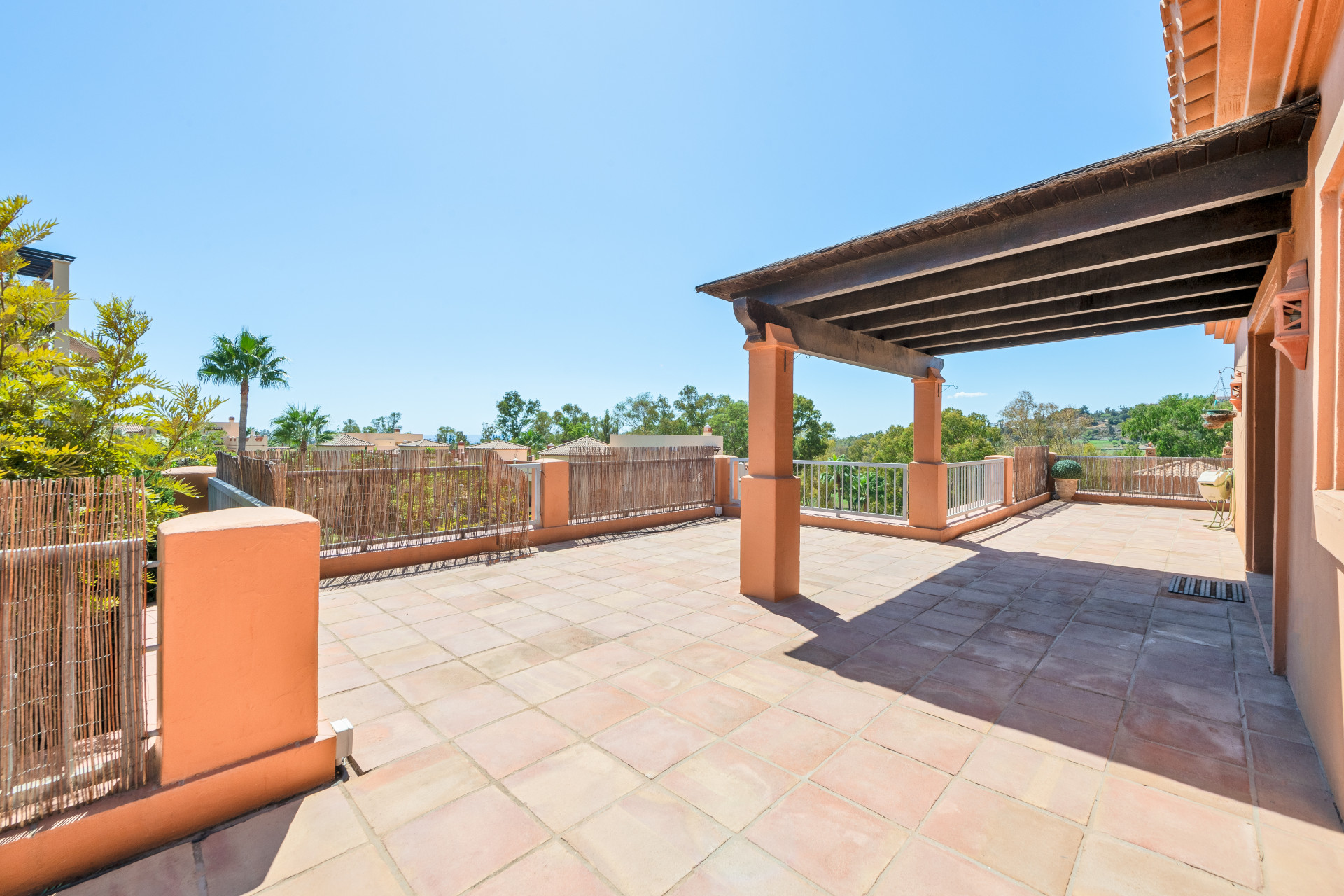 Spacious three bedroom corner penthouse located in the tranquil and prestigious Benatalaya complex in the Benahavis