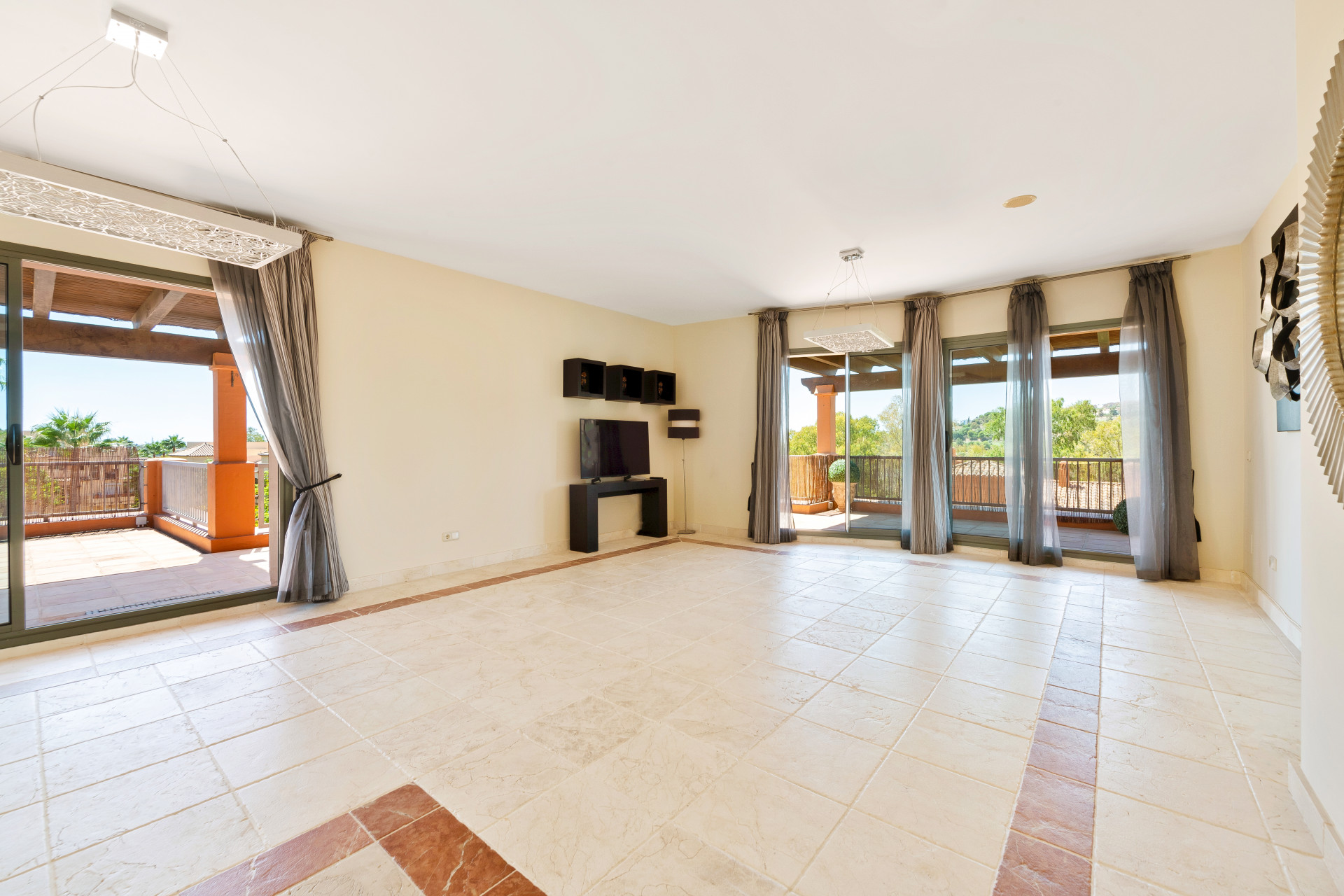 Spacious three bedroom corner penthouse located in the tranquil and prestigious Benatalaya complex in the Benahavis