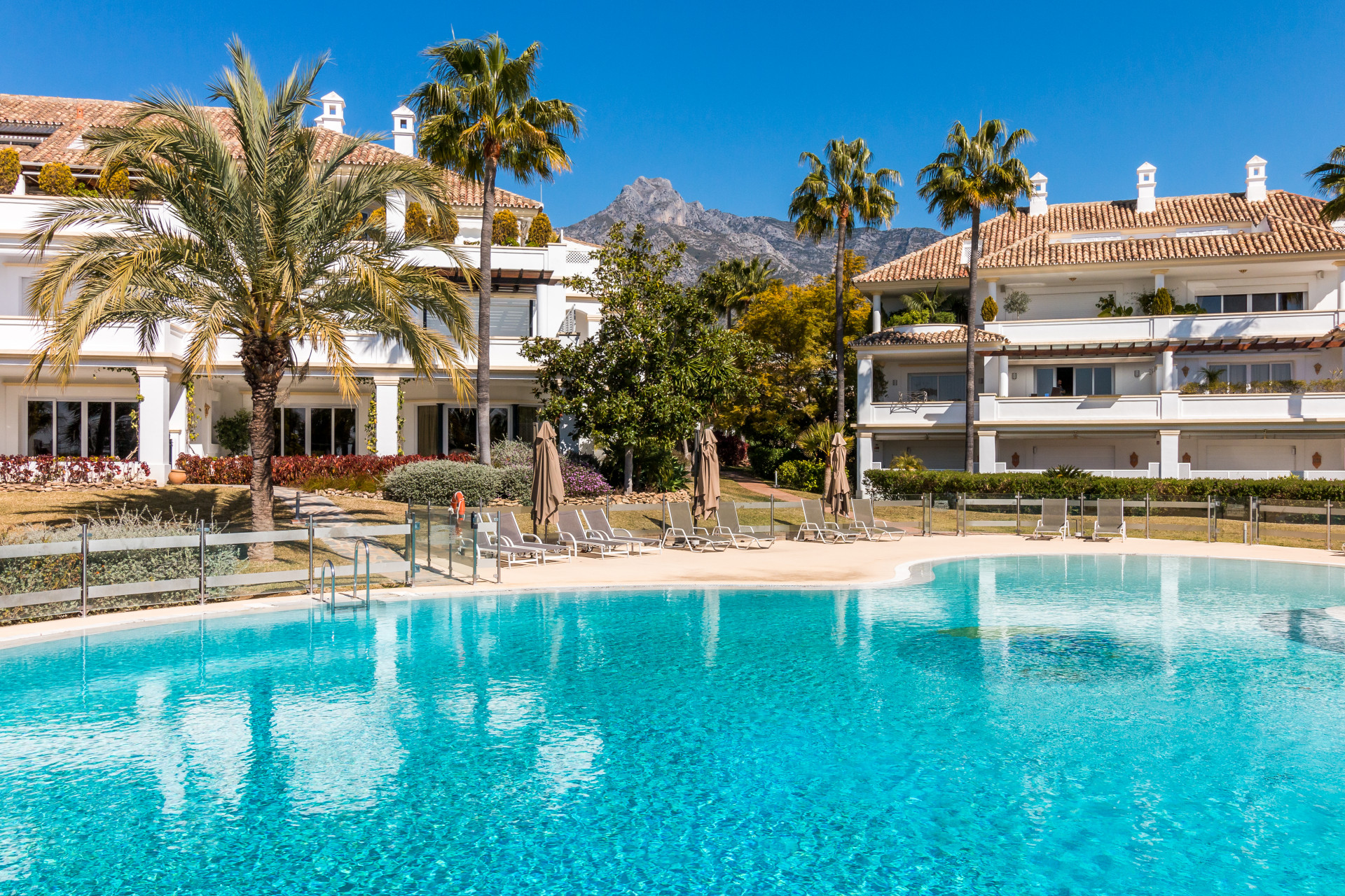 Beeindruckende Drei-Zimmer-Wohnung im Erdgeschoss befindet sich in der exklusiven Gemeinde Monte Paraiso, Marbella