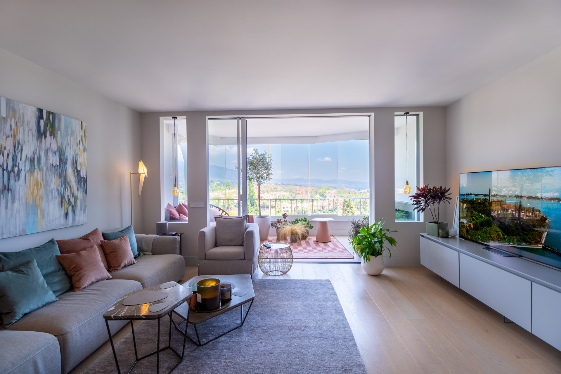 Elegant Modern Apartment with Scenic Views in Puerto Banús