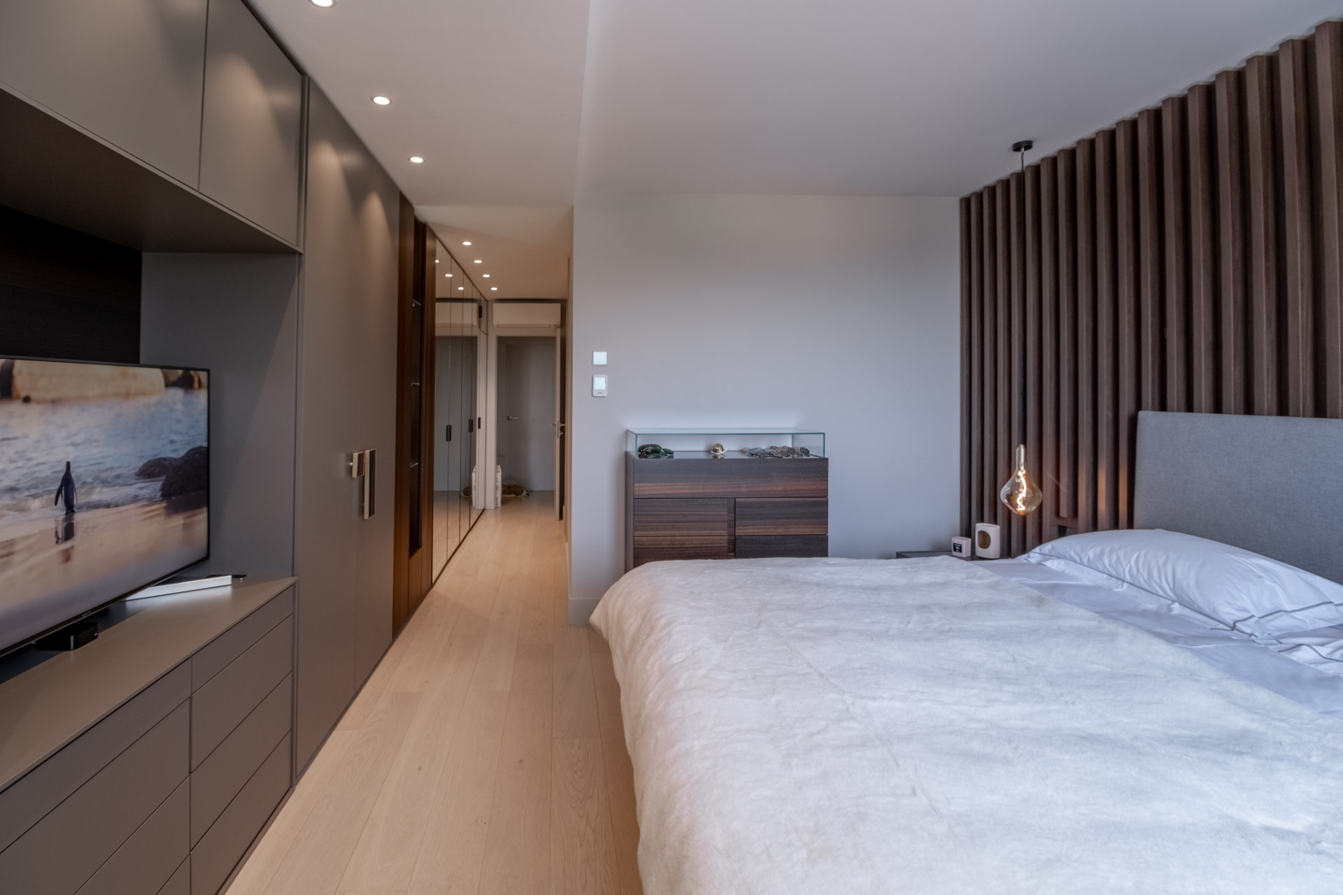 Elegant Modern Apartment with Scenic Views in Puerto Banús