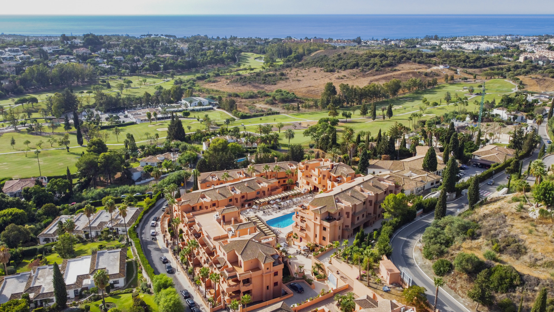 Renovierte Erdgeschosswohnung mit zwei Schlafzimmern in der Urbanisation Royal Marbella Golf Resort, Benahavis.