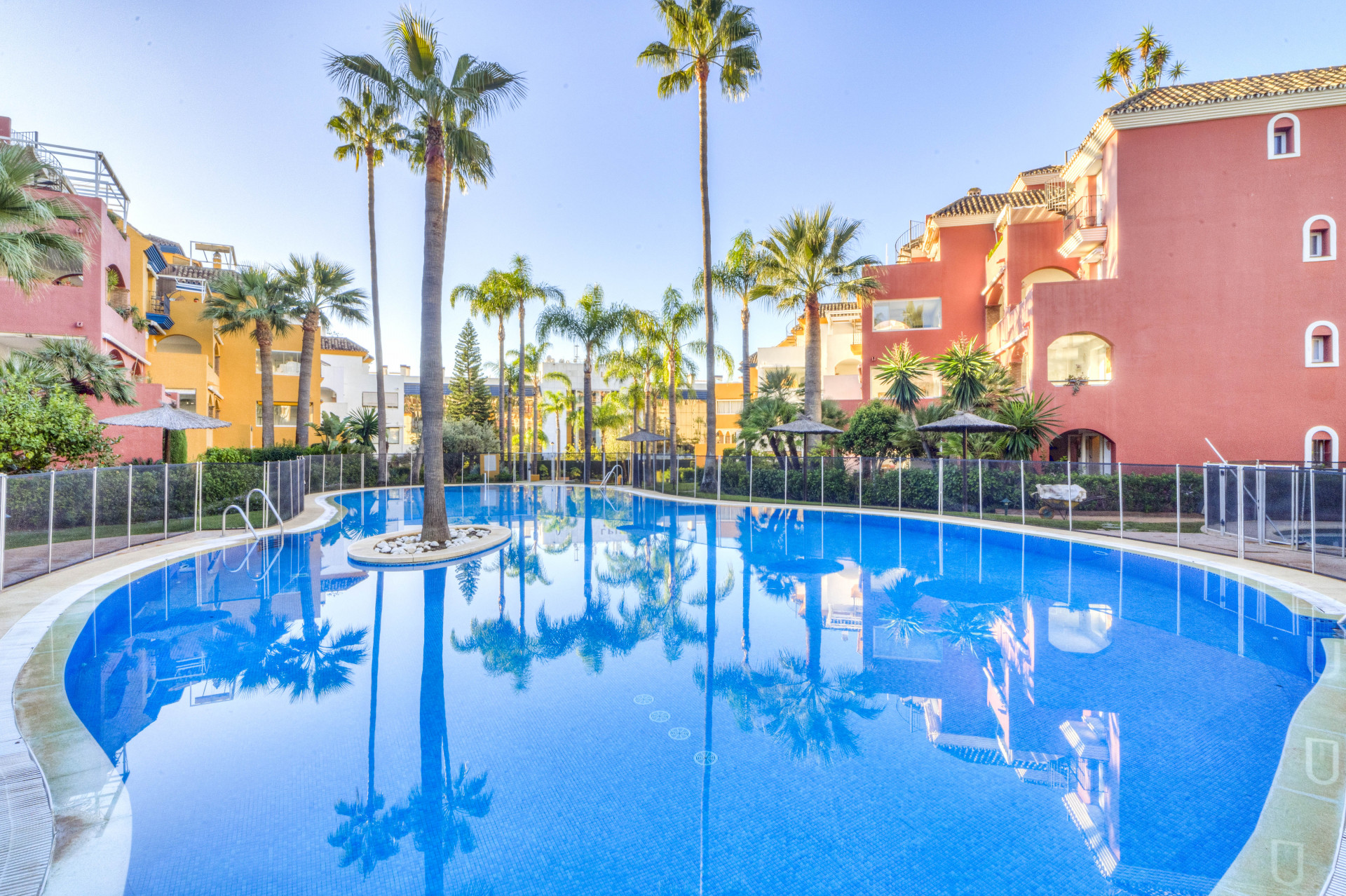 Hervorragendes Zwei-Schlafzimmer, Westlage Wohnung in der gated Gemeinde El Infantado auf Marbella Goldene Meile