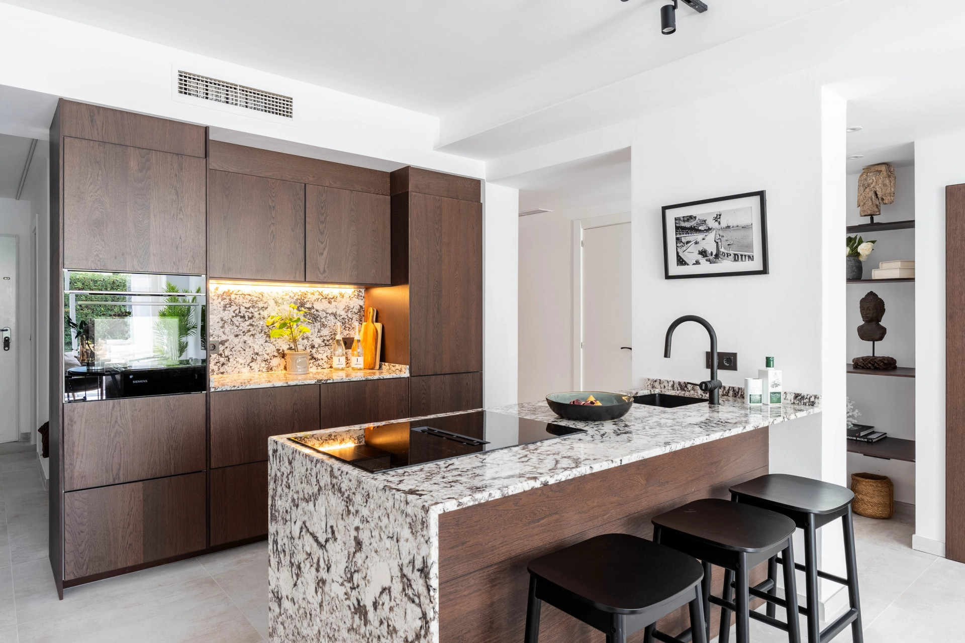 Exquisite three bedroom ground-floor apartment tucked away in the sought-after community of La Quinta.