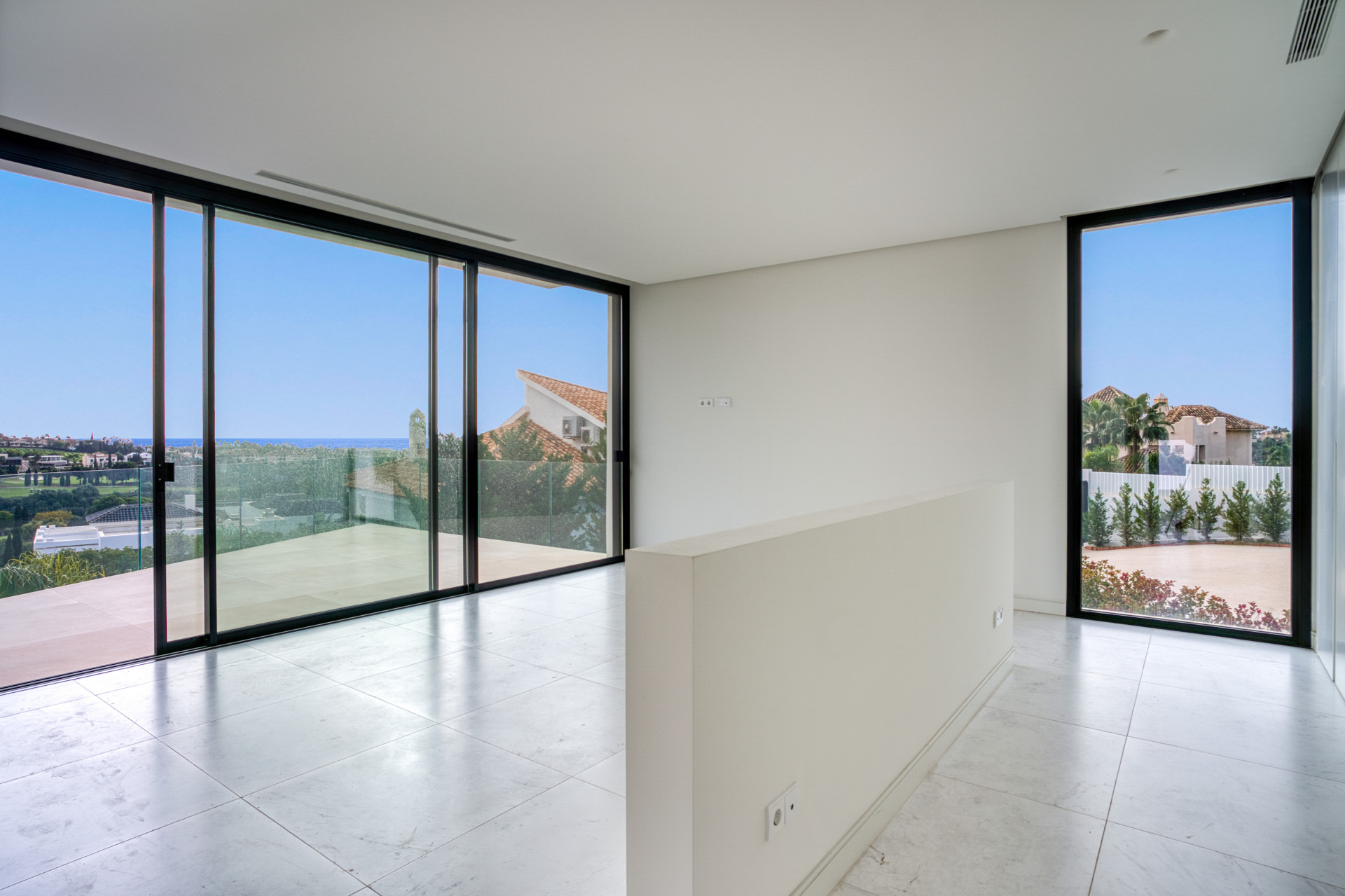 Moderne Villa mit fünf Schlafzimmern in Südlage, in der luxuriösen und gefragten Urbanisation von Los Flamingos in Benahavis mit Meerblick