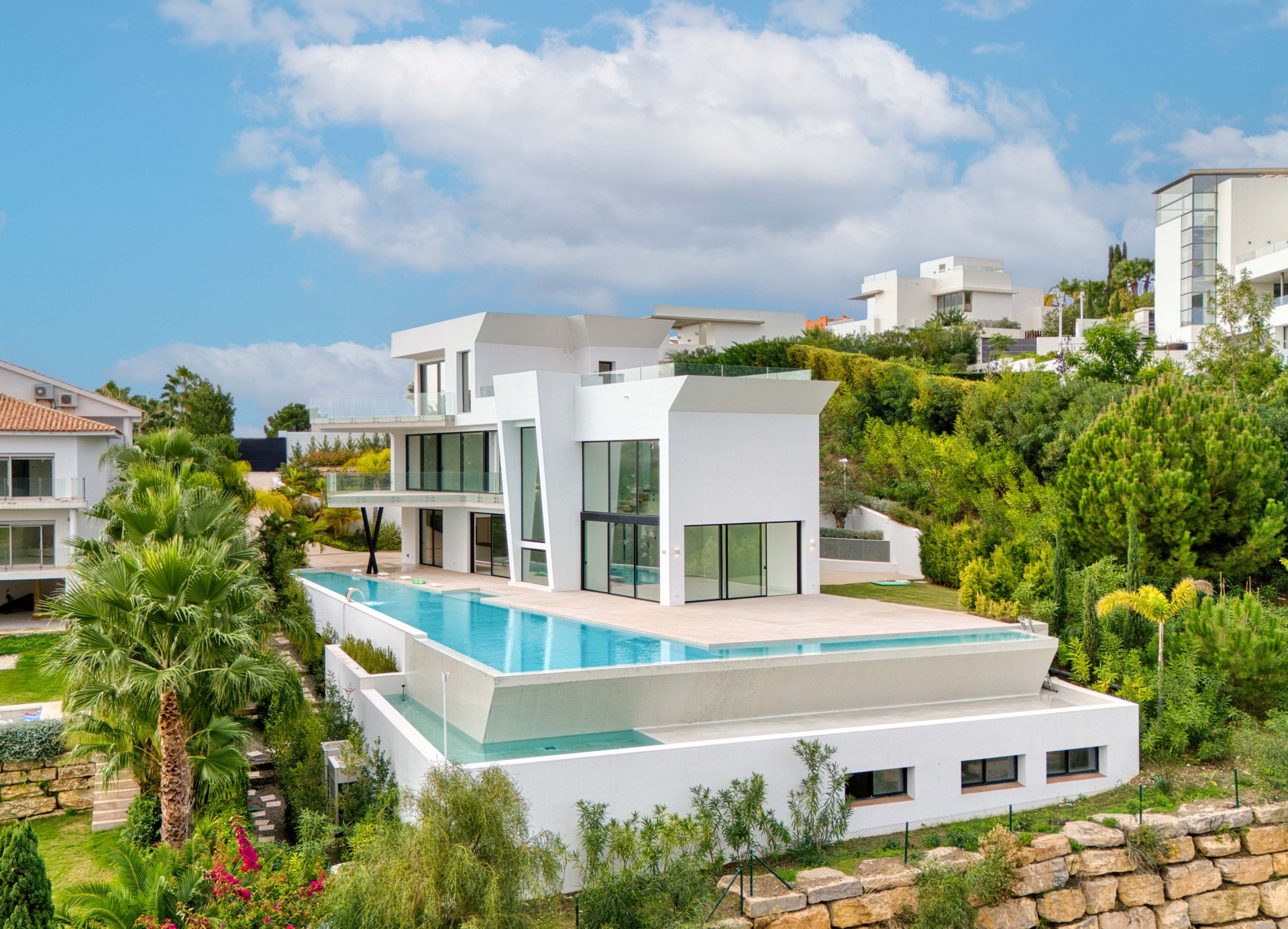 Moderne Villa mit fünf Schlafzimmern in Südlage, in der luxuriösen und gefragten Urbanisation von Los Flamingos in Benahavis mit Meerblick