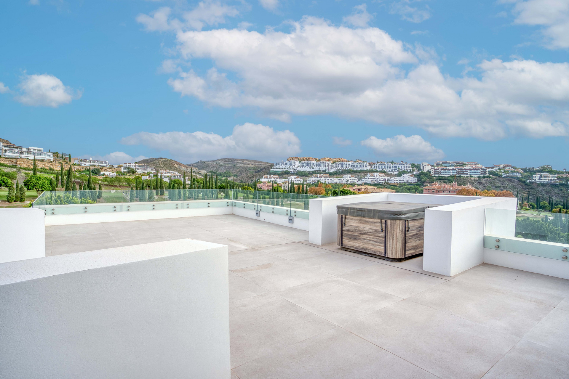 Moderne Villa mit fünf Schlafzimmern in Südlage, in der luxuriösen und gefragten Urbanisation von Los Flamingos in Benahavis mit Meerblick