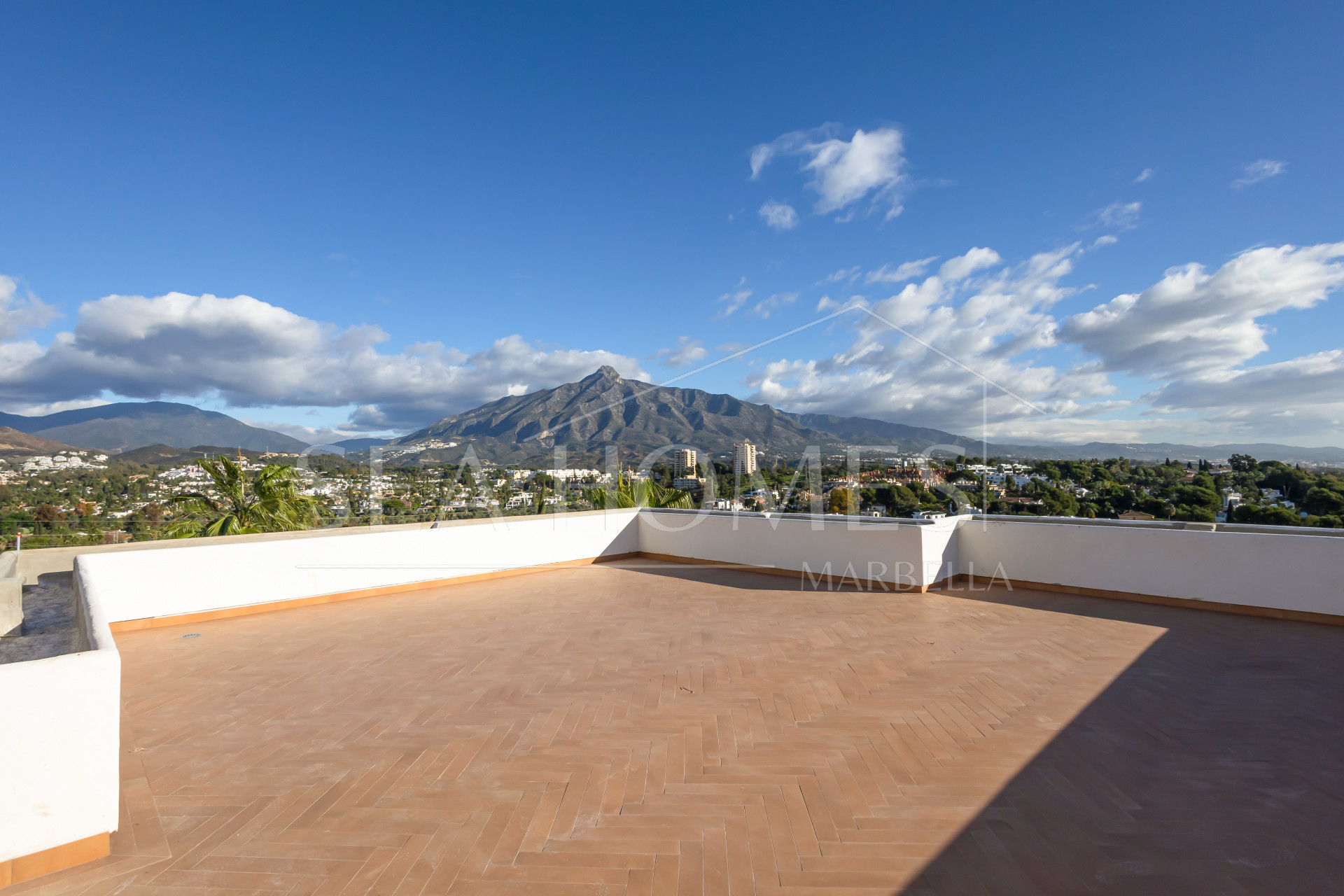 Beautifully reformed two bedroom apartment in the gated community of Jardines de Andalucía, Nueva Andalucia with sea views