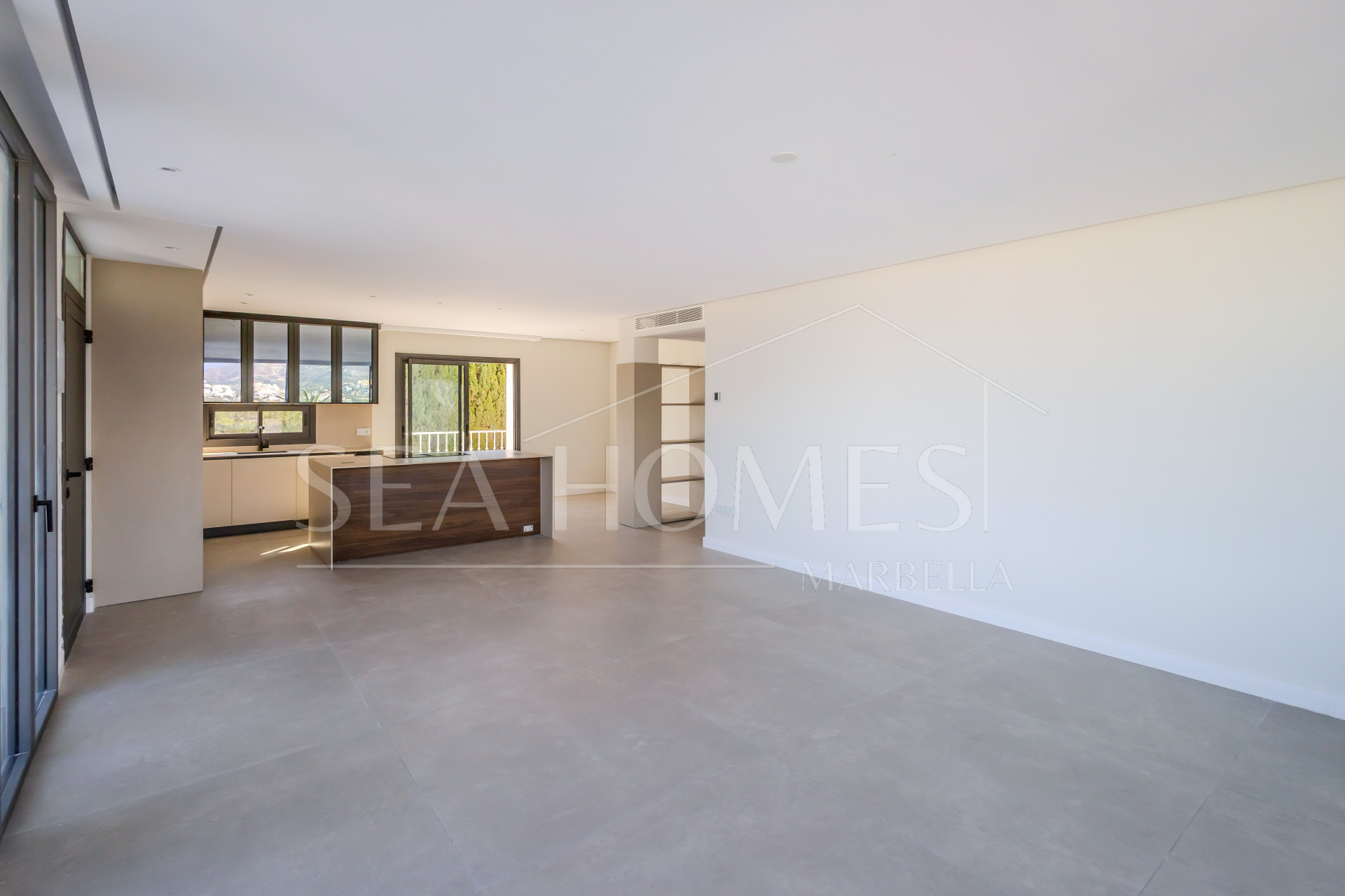 Beautifully reformed two bedroom apartment in the gated community of Jardines de Andalucía, Nueva Andalucia with sea views