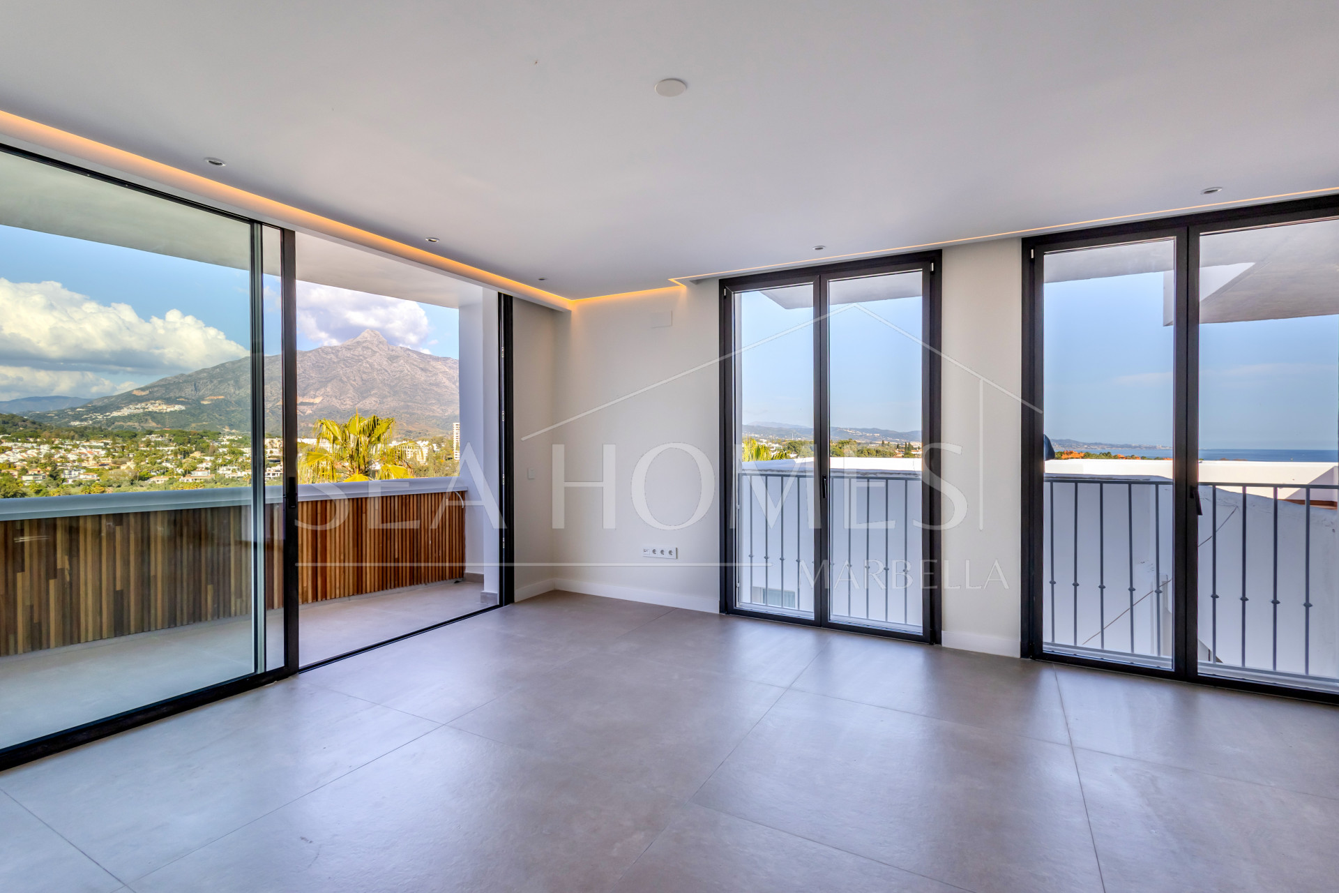 Beautifully reformed two bedroom apartment in the gated community of Jardines de Andalucía, Nueva Andalucia with sea views