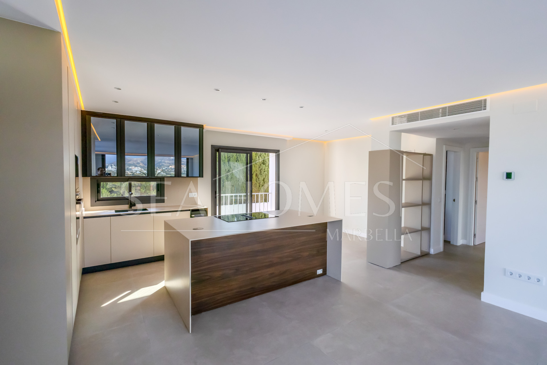 Beautifully reformed two bedroom apartment in the gated community of Jardines de Andalucía, Nueva Andalucia with sea views
