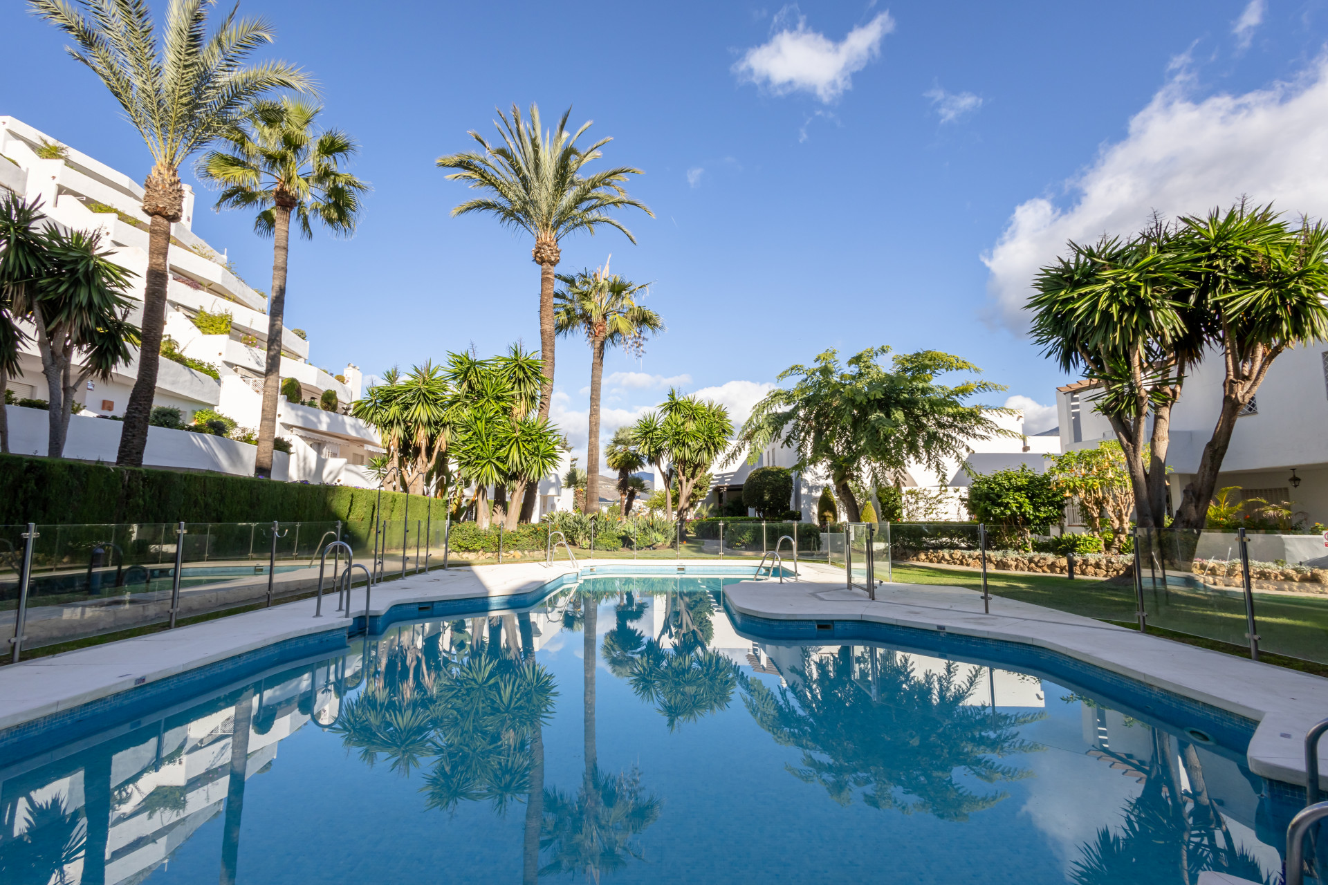 Schöne reformierte Zwei-Zimmer-Wohnung in der gated Gemeinde von Jardines de Andalucía, Nueva Andalucia mit Meerblick