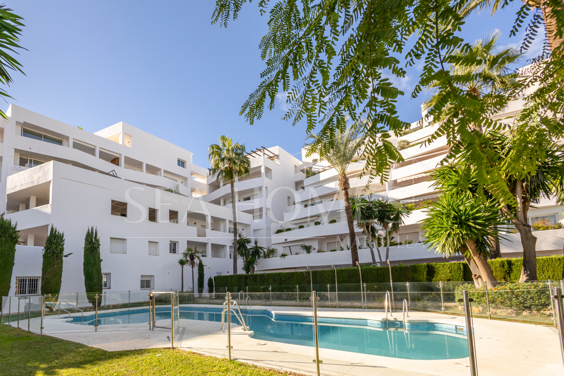 Beautifully reformed two bedroom apartment in the gated community of Jardines de Andalucía, Nueva Andalucia with sea views